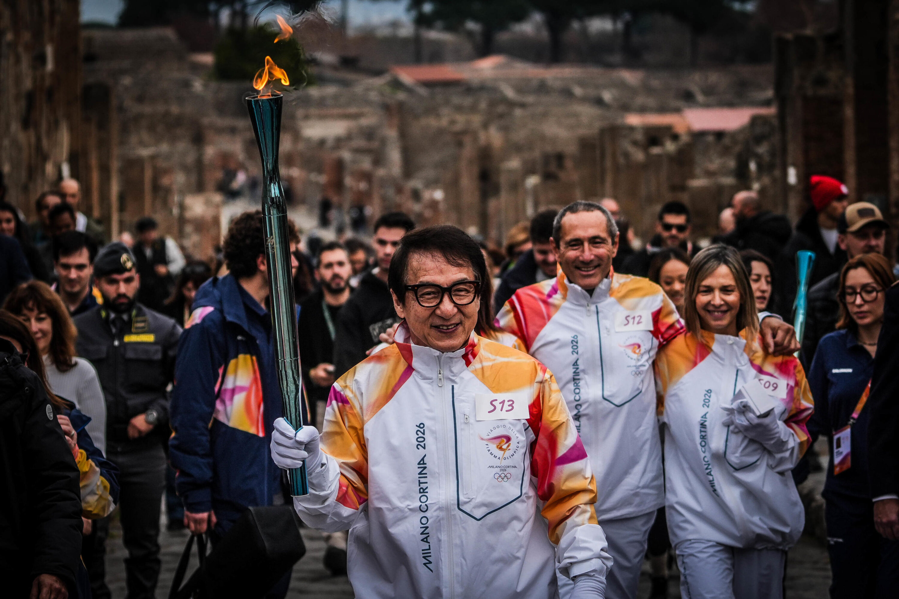 Dall’Uomo Gatto a Jackie Chan, tutti portano la fiaccola olimpica tranne i campioni azzurri. E lo sfogo di Fauner diventa un caso politico