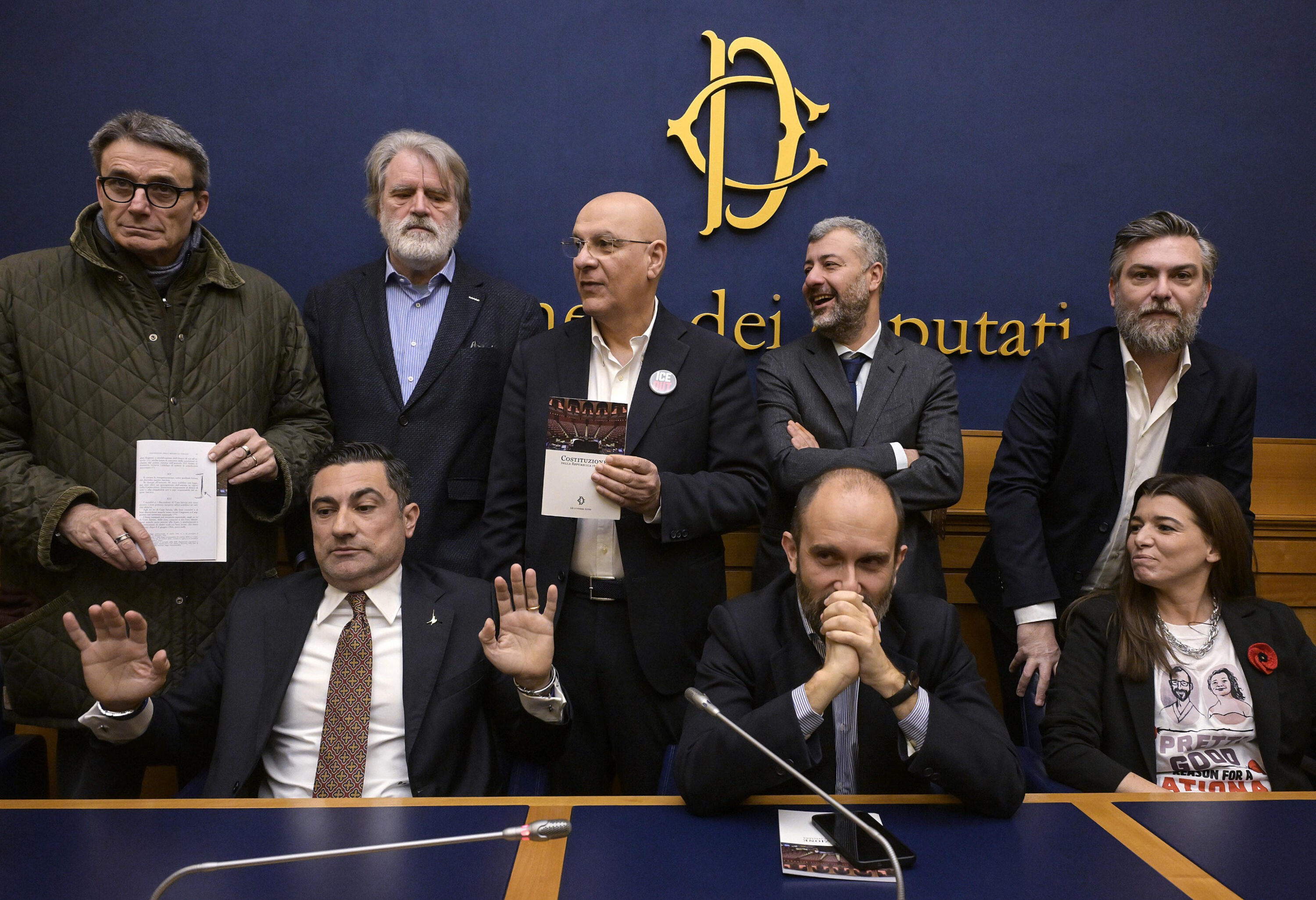 bagarre alla camera le opposizioni impediscono la conferenza stampa dei neo fascisti e del vannacciano furgiuele protette le istituzioni da Lanotiziagiornale.it bagarre alla camera le opposizioni impediscono la conferenza stampa dei neo fascisti e del vannacciano furgiuele protette le istituzioni