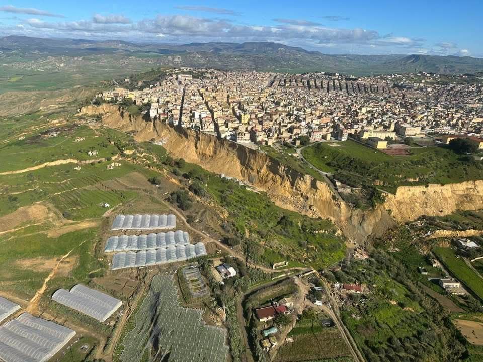 Niscemi affonda dopo il ciclone Harry: frane, sfollati e aiuti insufficienti in Sicilia