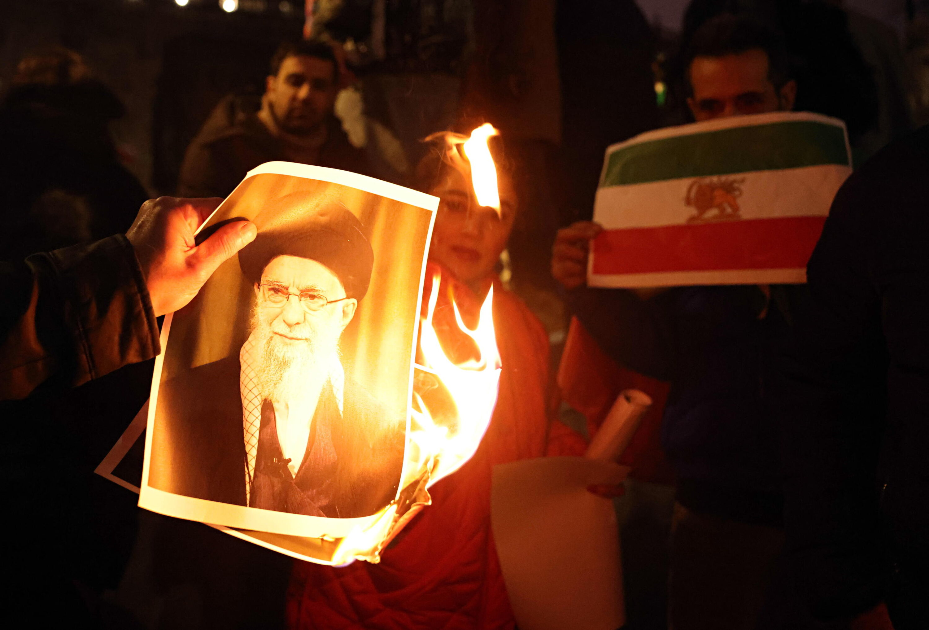 Dilagano le proteste in Iran. Secondo le ong la repressione da parte del regime di Khameni ha già causato oltre 500 morti