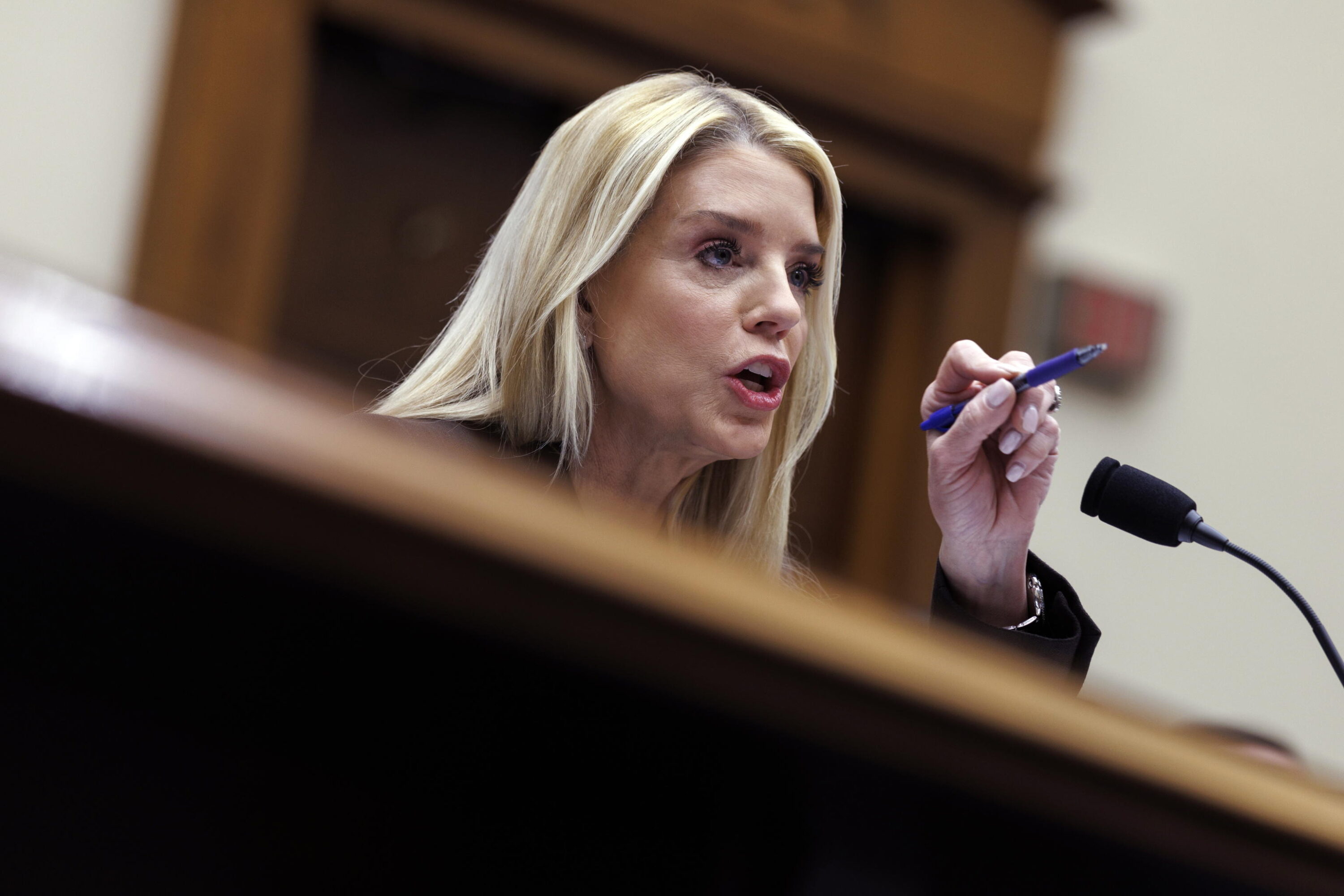 Scandalo Epstein, persino l’universo Maga contro Bondi. La ministra di Trump si è rifiutata di chiedere scusa alle vittime del pedofilo