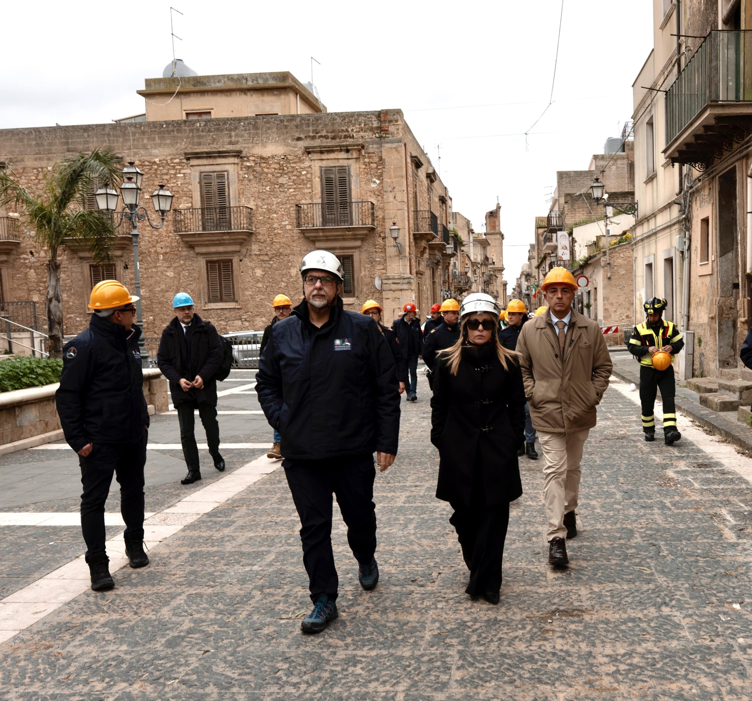 Dopo 18 giorni Meloni torna a Niscemi e promette 150 milioni di euro. “Siete i più monitorati d’Europa”