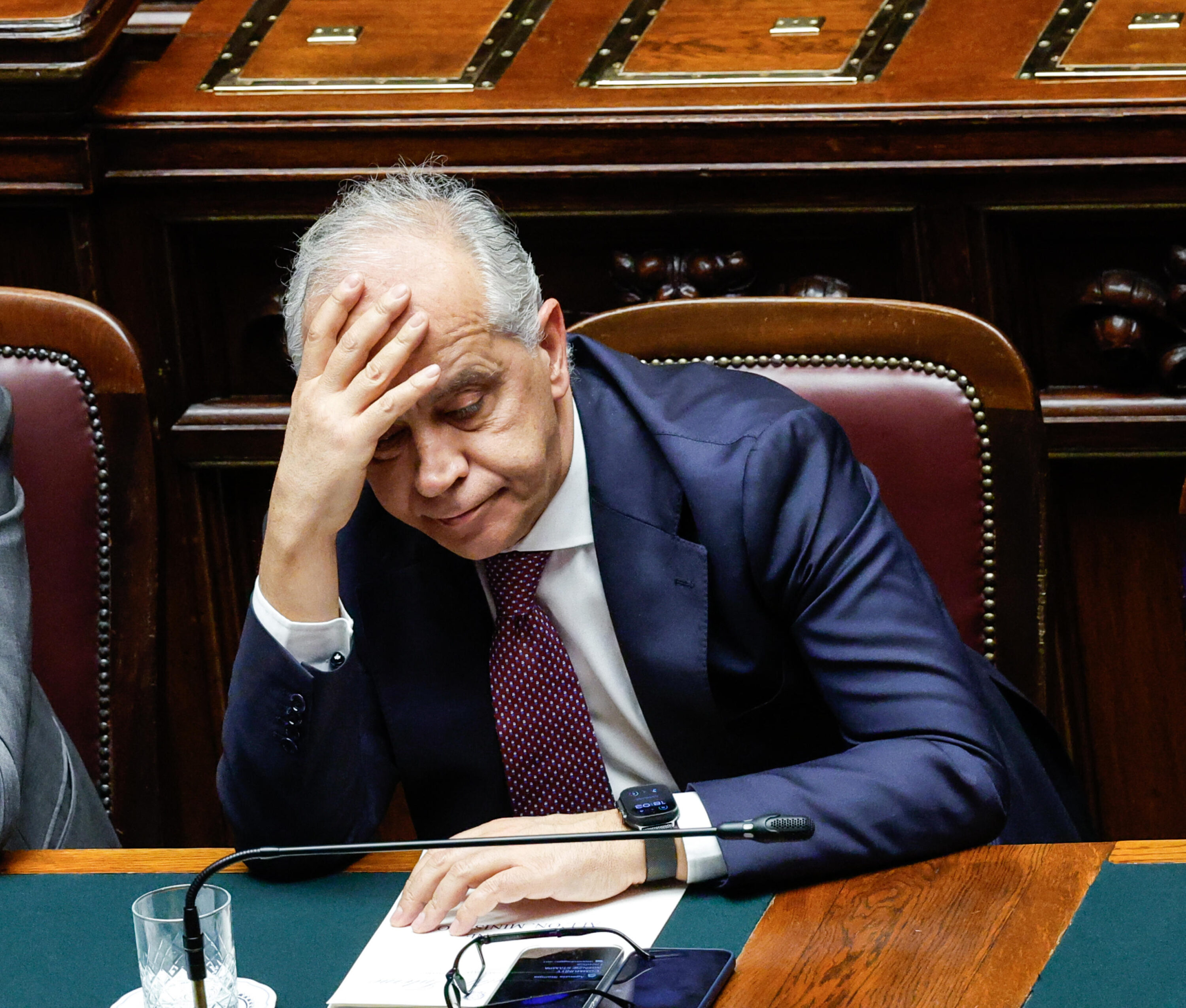 Piantedosi e la relazione con Conte, no comment del ministro. Deciso a restare al Viminale escludendo rimpasti