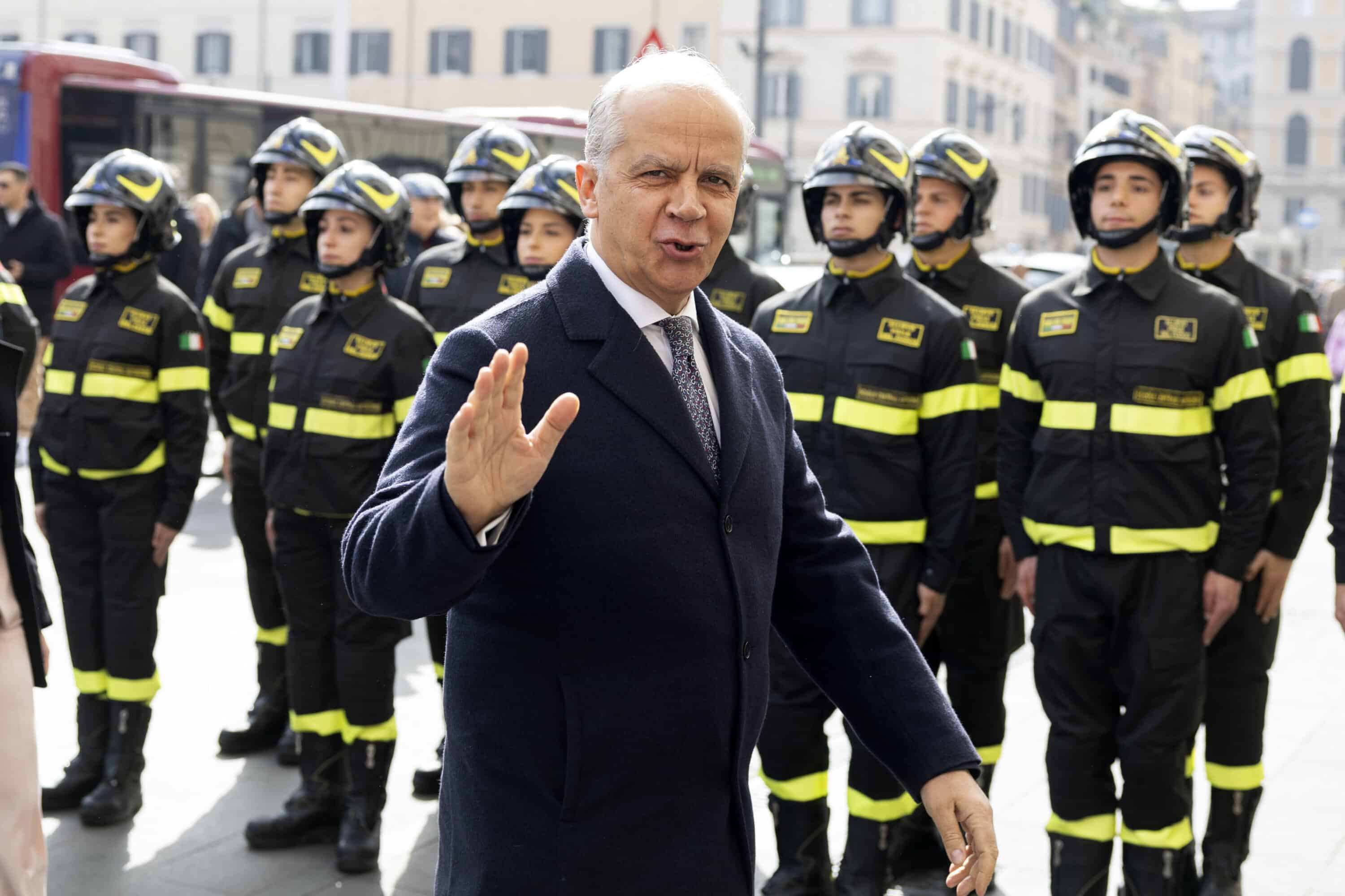 L’elicottero dei vigili del fuoco per Mogol, incendia la polemica. Piantedosi archivia il caso: “È un monumento”. Ma le opposizioni: “Chiarisca in parlamento” L’elicottero dei vigili del fuoco per Mogol, incendia la polemica. Piantedosi archivia il caso: “È un monumento”. Ma le opposizioni: “Chiarisca in parlamento”