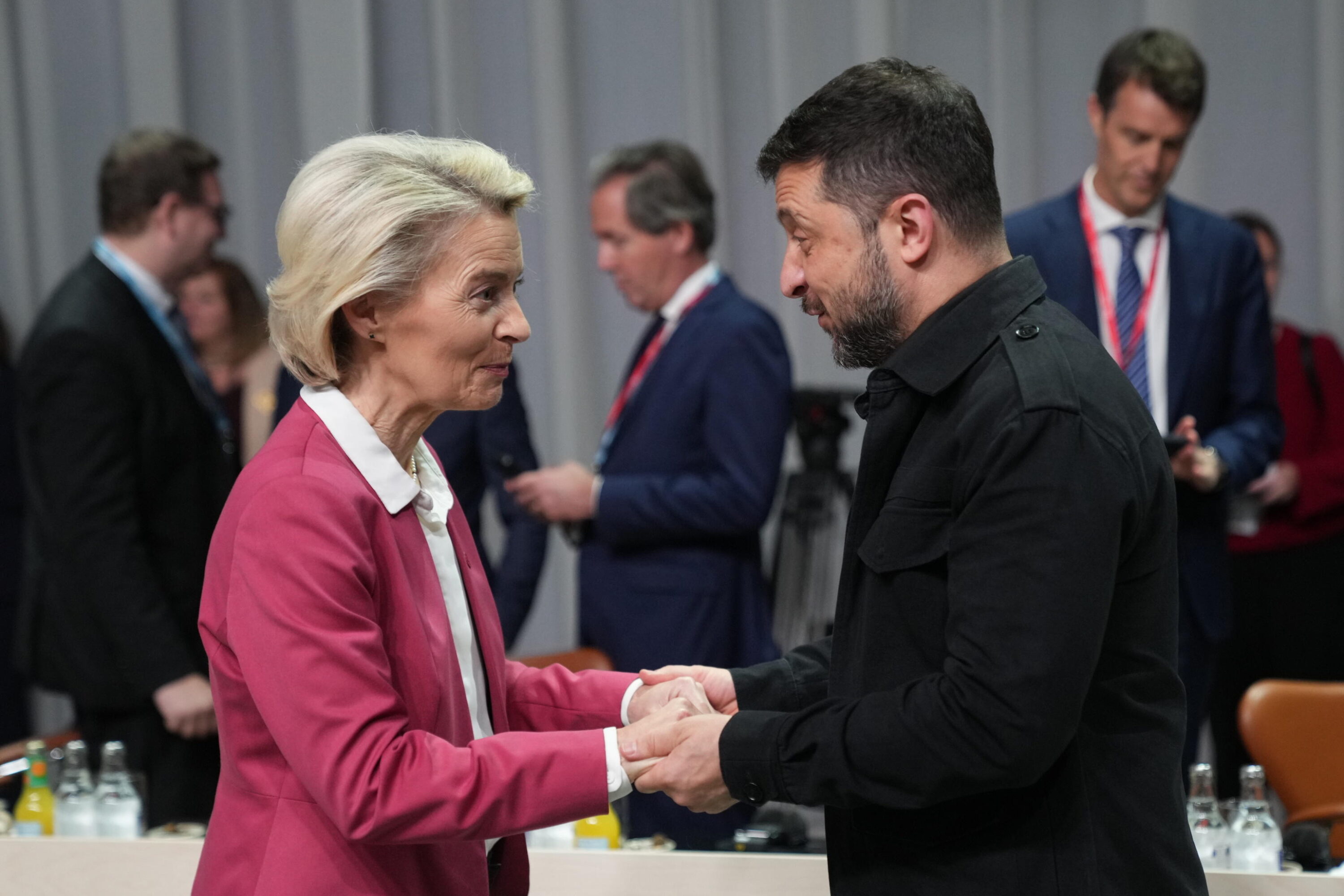 L’Ue valuta di accelerare l’iter per l’adesione dell’Ucraina: secondo Politico sul tavolo c’è un’ingresso “a metà” già dal 2026