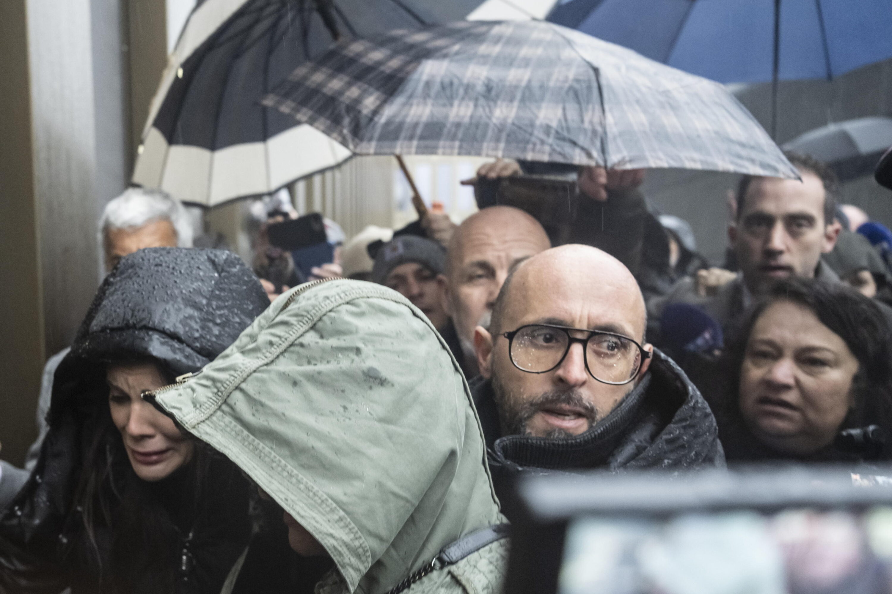 Strage di Crans Montana, aggrediti i coniugi Moretti dai parenti delle vittime di Capodanno