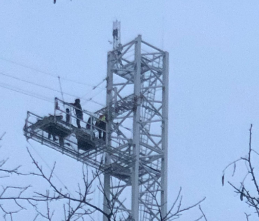 Torri olimpiche al Sempione, nella notte tirati i cavi d’acciaio per la telecamera sospesa. Intanto il parco è invaso dai mezzi pesanti