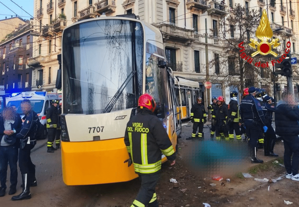 Tram deraglia in pieno centro a Milano: due morti e oltre 40 feriti. Sala: probabile errore umano. Ma per la procura tutte le ipotesi sono aperte