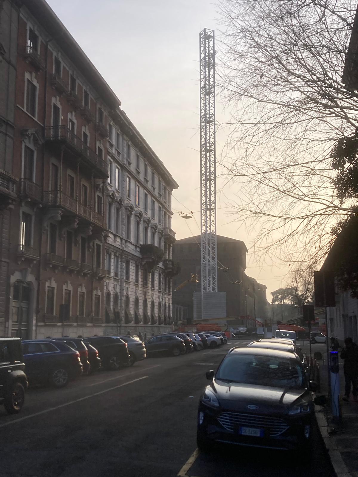 Olimpiadi, è polemica sulle due torri da 60 metri erette a Parco Sempione a Milano. Ombre sulla sicurezza nei cantieri Olimpiadi, è polemica sulle due torri da 60 metri erette a Parco Sempione a Milano. Ombre sulla sicurezza nei cantieri