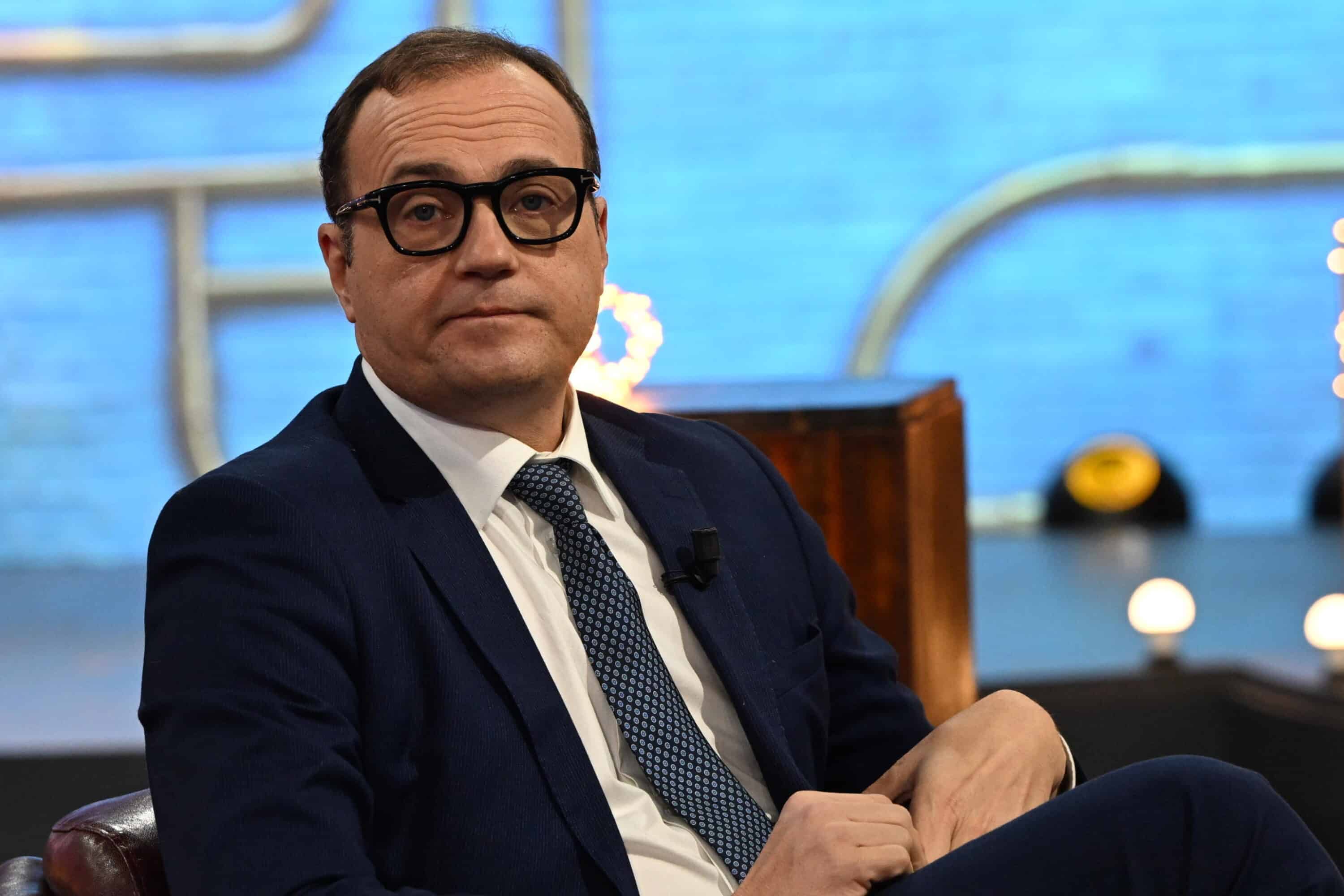 Rai, Cerno cala il… “2 di picche”. La nuova striscia affidata al direttore de Il Giornale: “Non so se parlerò di referendum. Se mi verrà in mente, lo farò”