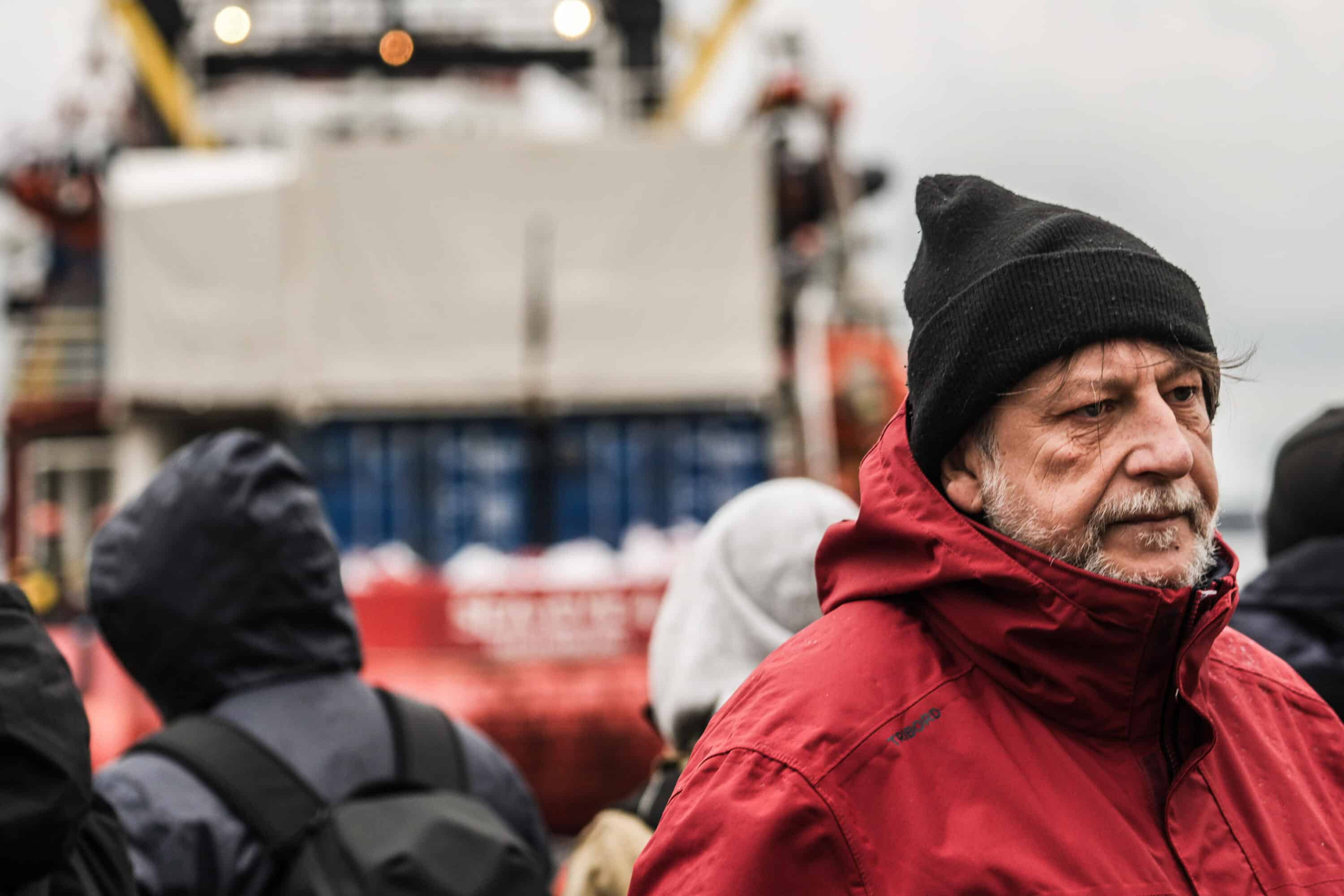 Caso Paragon, per i pm i servizi spiarono Casarini e Caccia. Bersagliato anche il direttore di Fanpage Cancellato, ma non dall’Aisi