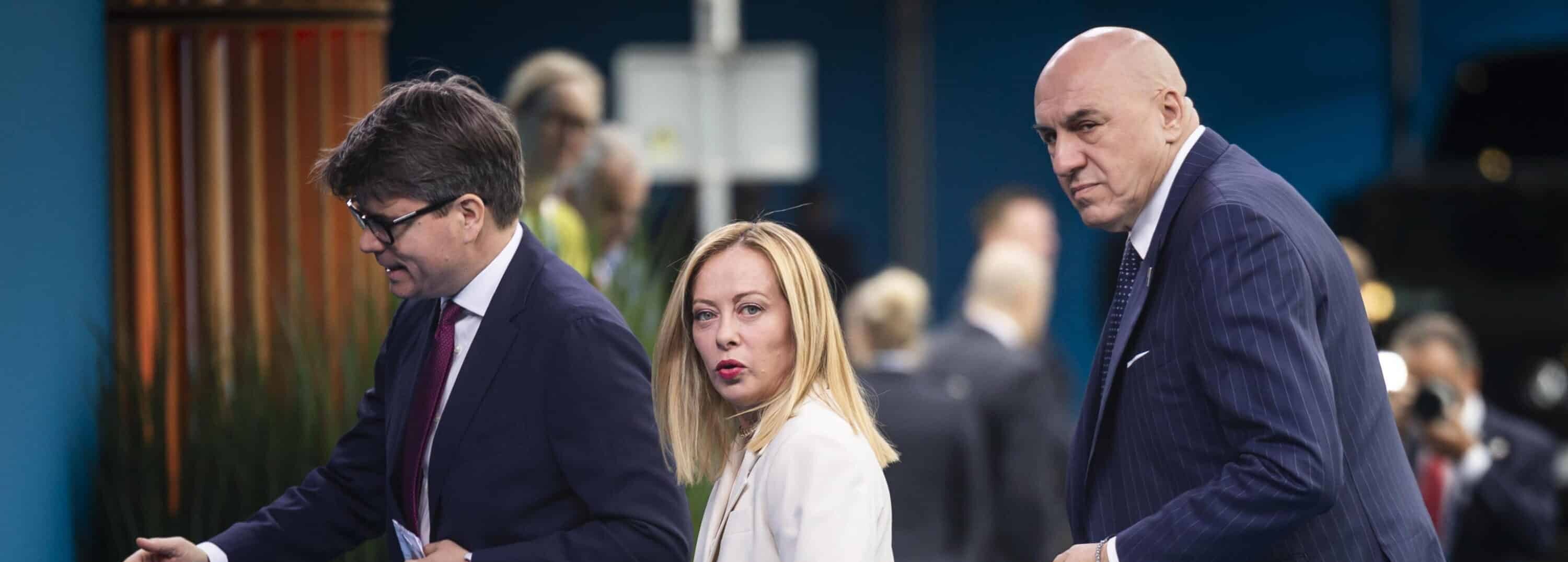 Meloni snobba il Parlamento e alla fine Crosetto confessa: “Dagli Usa una guerra illegale”