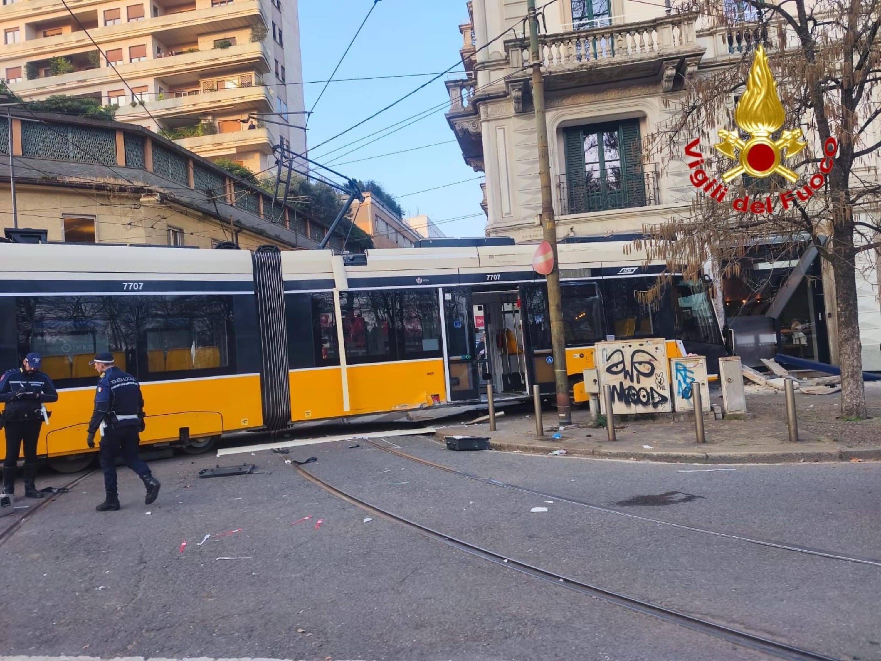 Tram deragliato a Milano, la Procura indaga l’autista per omicidio colposo e disastro ferroviario
