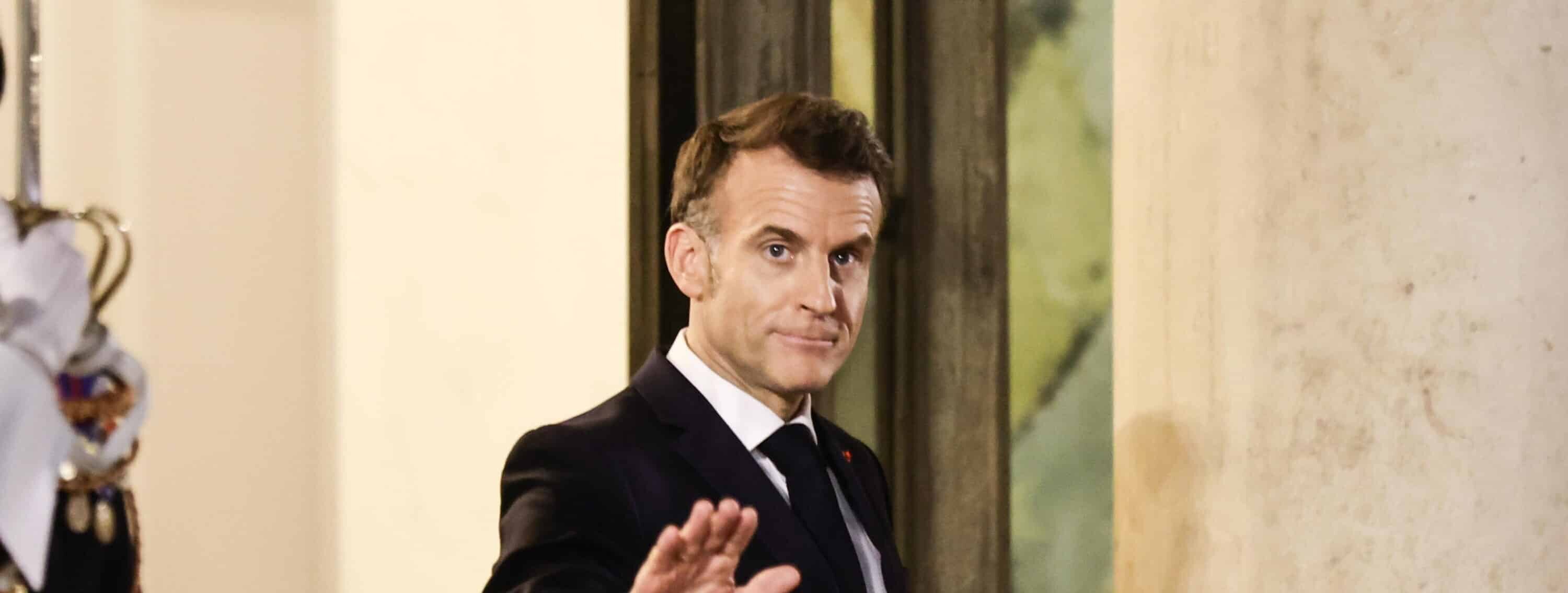 Corsa al riarmo, Macron aumenta l’arsenale nucleare: la guerra in Medo Oriente spinge la deterrenza francese in Europa