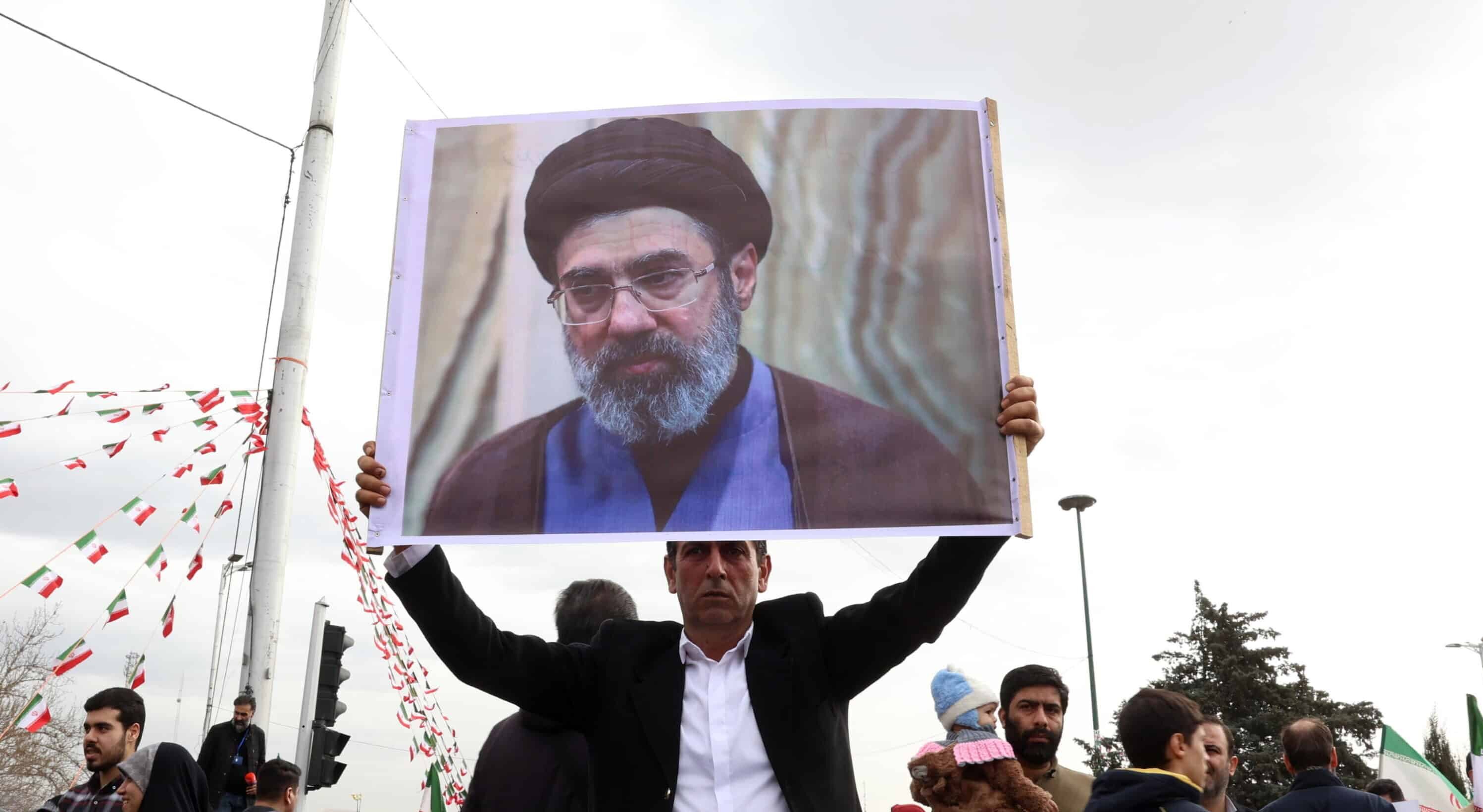 Mojtaba Khamenei, figlio del defunto leader Ali, è la nuova Guida Suprema dell’Iran. Israele furiosa promette: “È un bersaglio dei nostri raid, lo prenderemo”