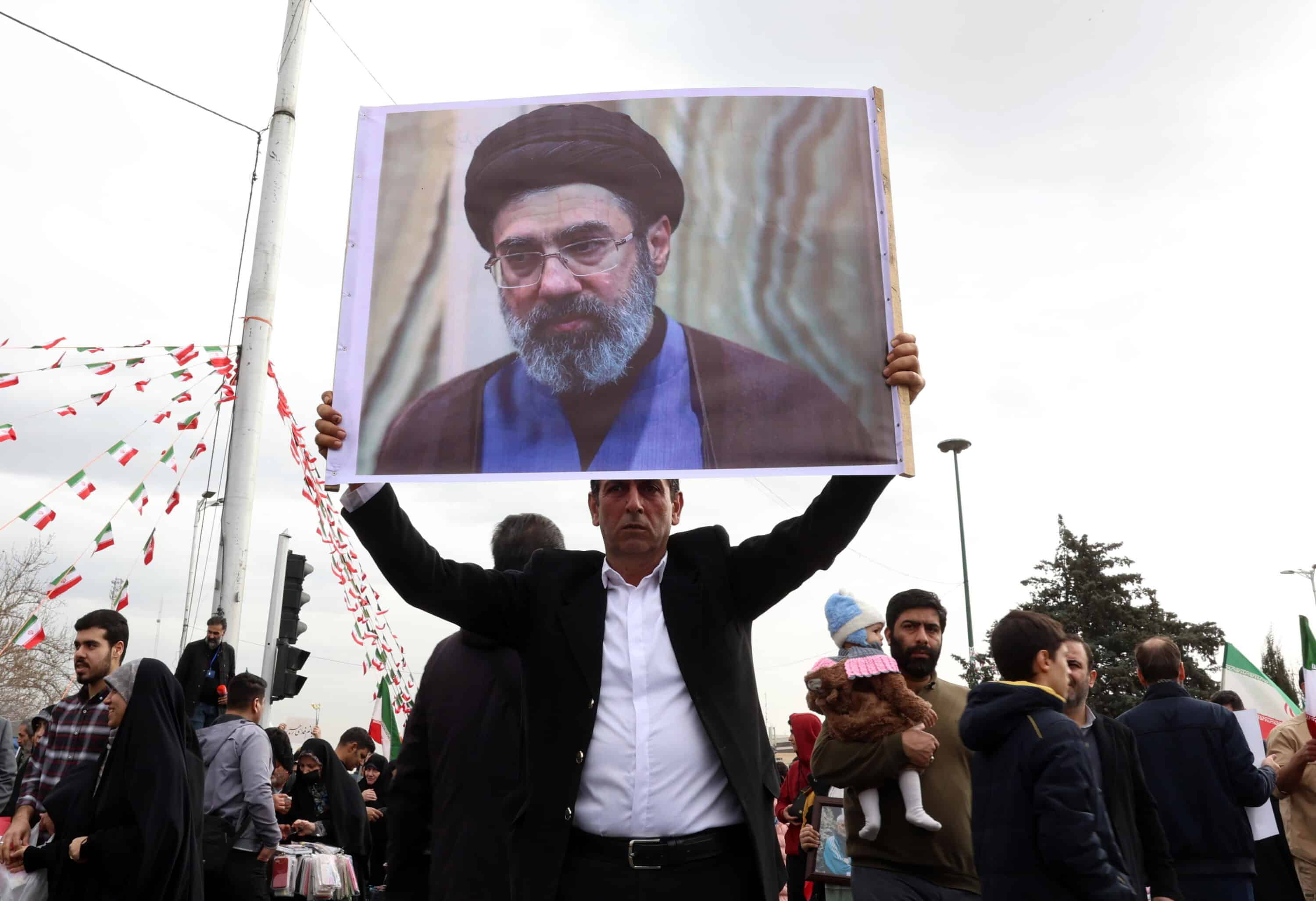 Mojtaba Khamenei, figlio del defunto leader Ali, è la nuova Guida Suprema dell’Iran. Israele furiosa promette: “È un bersaglio dei nostri raid, lo prenderemo”