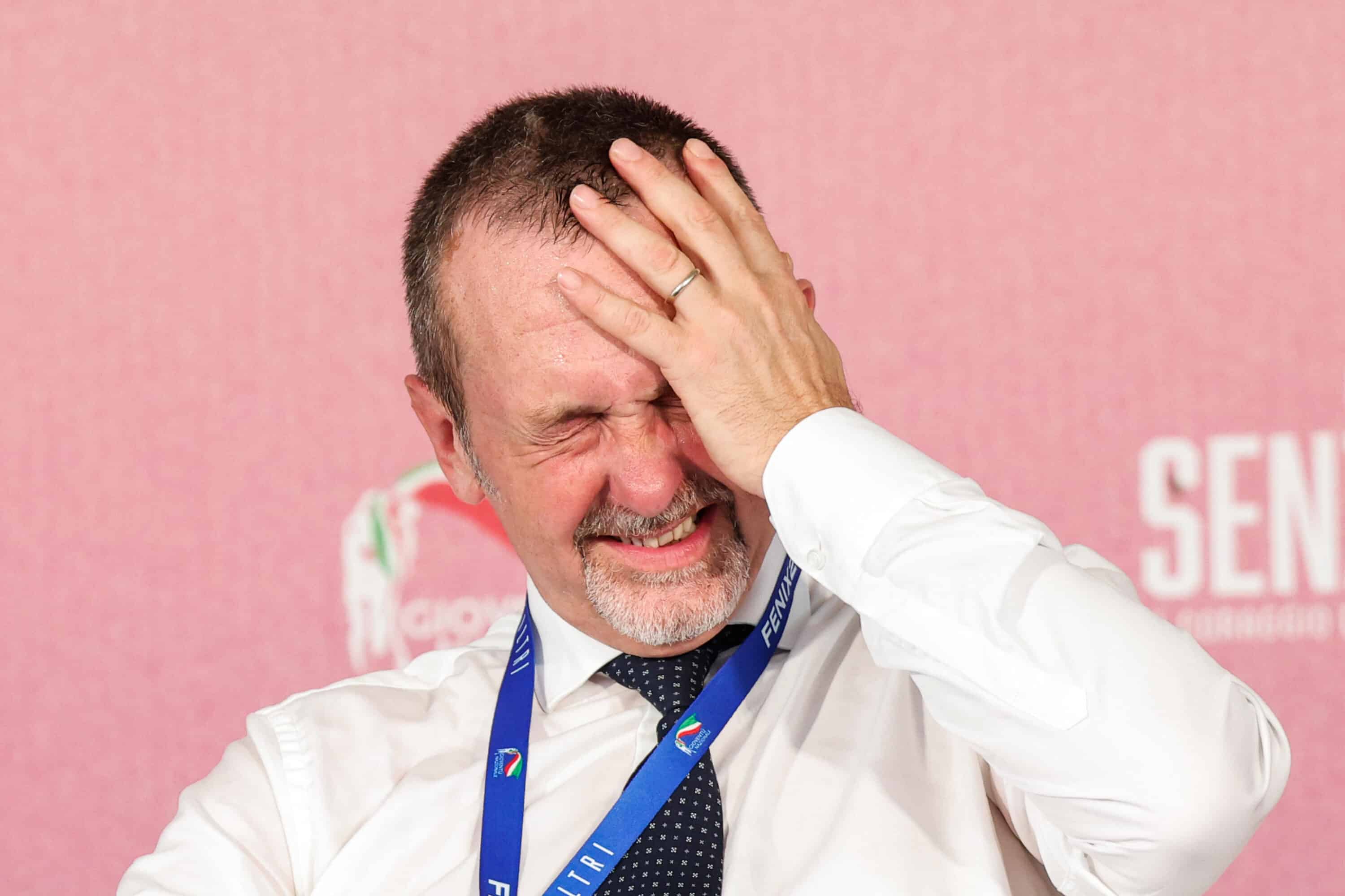 Caso Delmastro, le opposizioni chiedono le dimissioni: “Meloni intervenga prima del referendum”