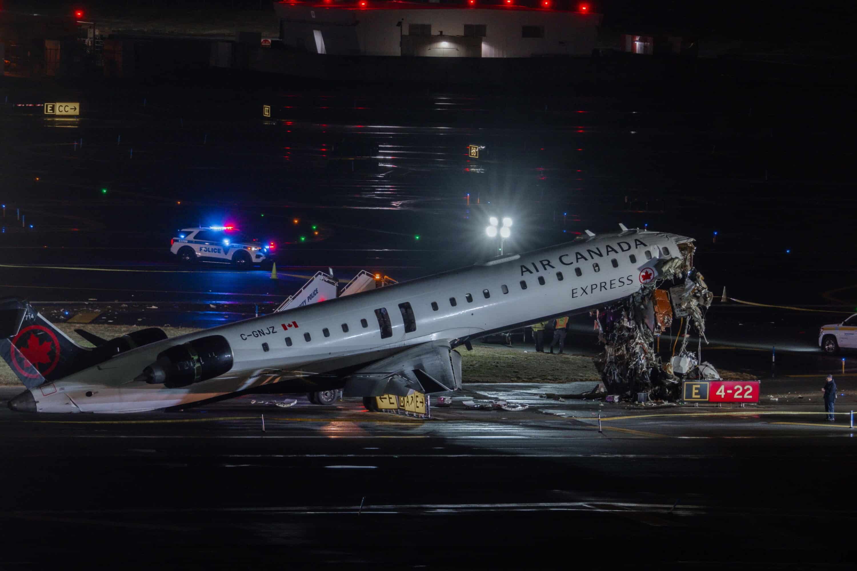Tragedia all’aeroporto LaGuardia di New York, un aereo finisce contro un mezzo dei vigili del fuoco causando almeno due morti