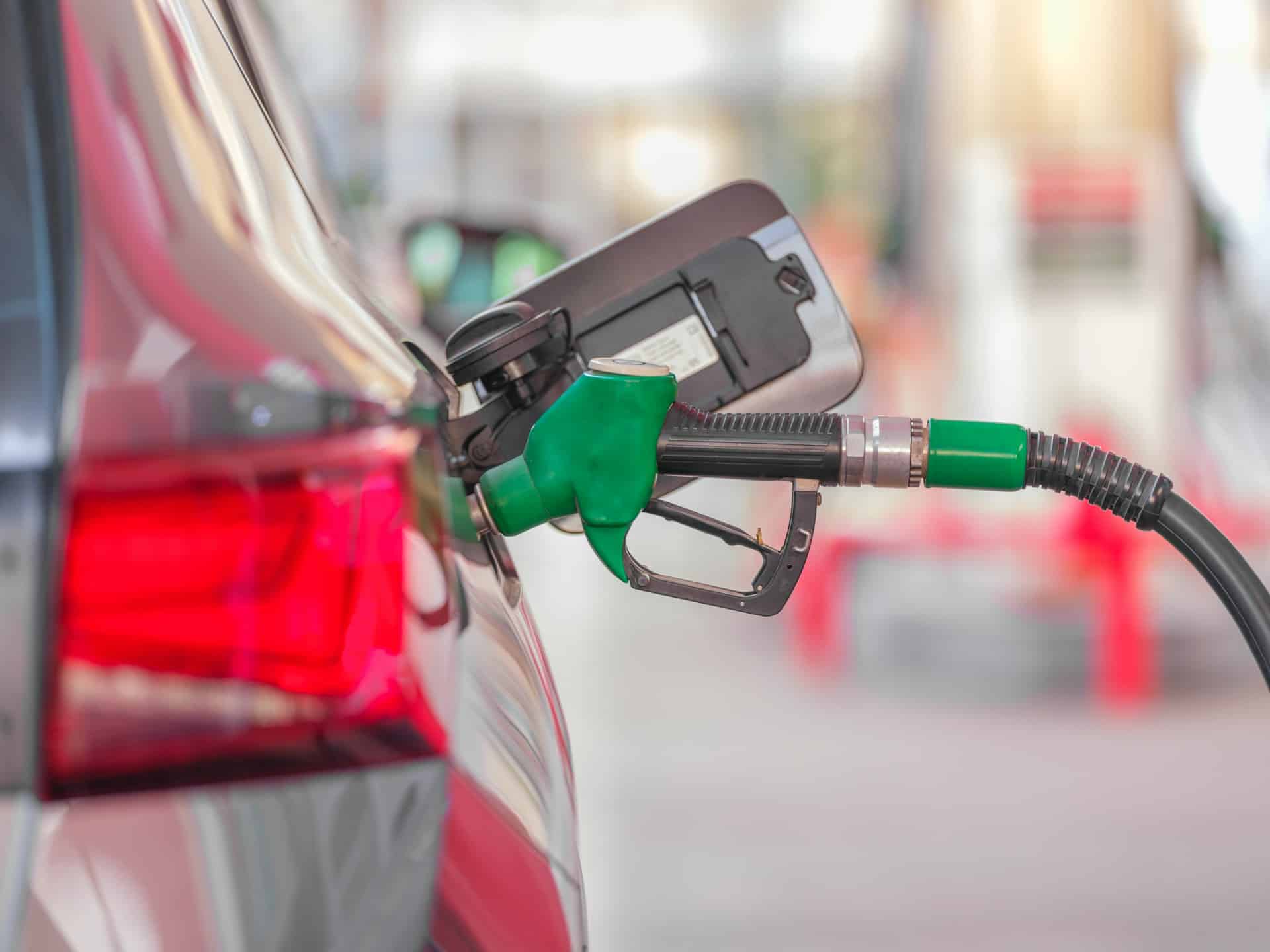 Carburanti, quanto verranno ridotte le accise e quanto scenderà il prezzo di benzina e diesel