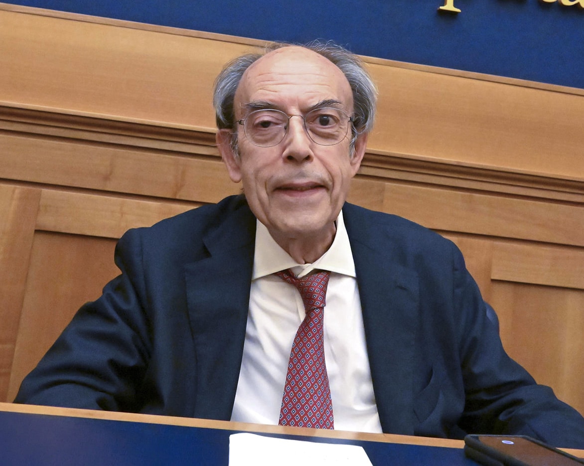 “La norma sui premi per i rimpatri di manifesta incostituzionalità. Mattarella non dovrebbe firmare il decreto”. Parla il costituzionalista Villone