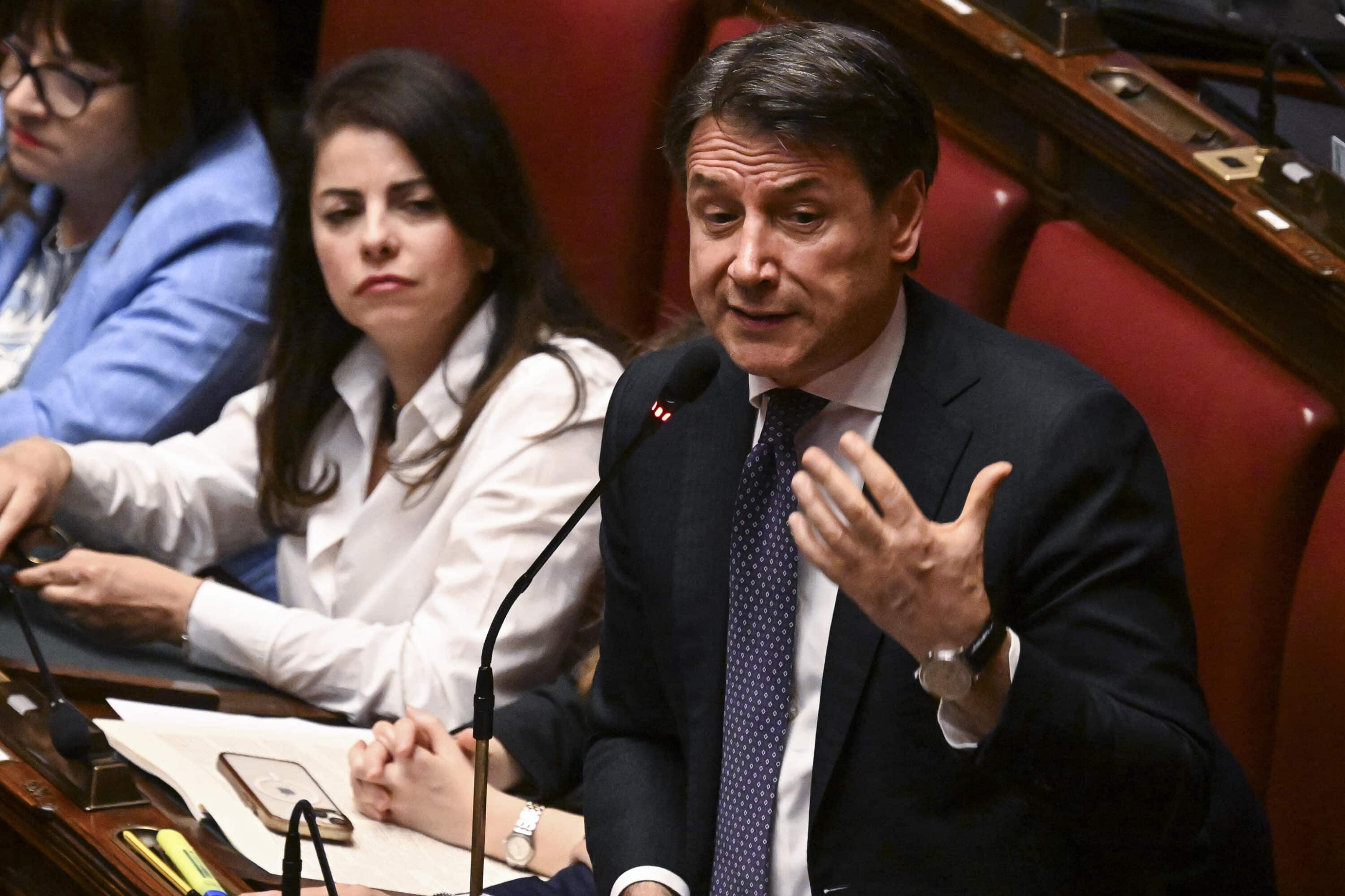Passa la fiducia al Dl Sicurezza, ma alla Camera è bagarre sulle coperture. Conte: “Presto al Paese penseremo noi”
