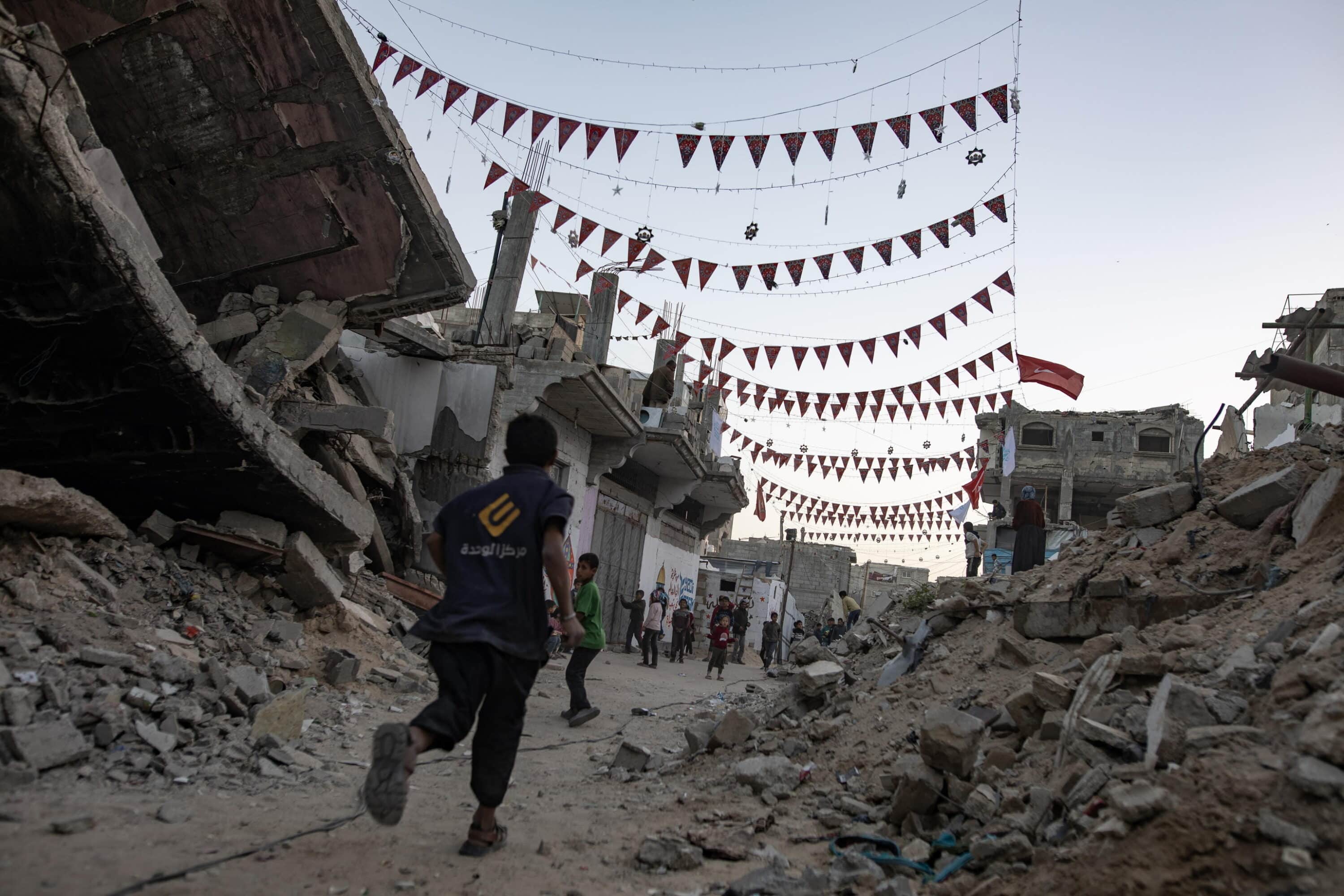 “Sospendere l’accordo di associazione Ue-Israele”, è la richiesta dei 5S al Consiglio Affari esteri. Intanto a Milano è guerra Sala-Pd sul gemellaggio con Tel Aviv