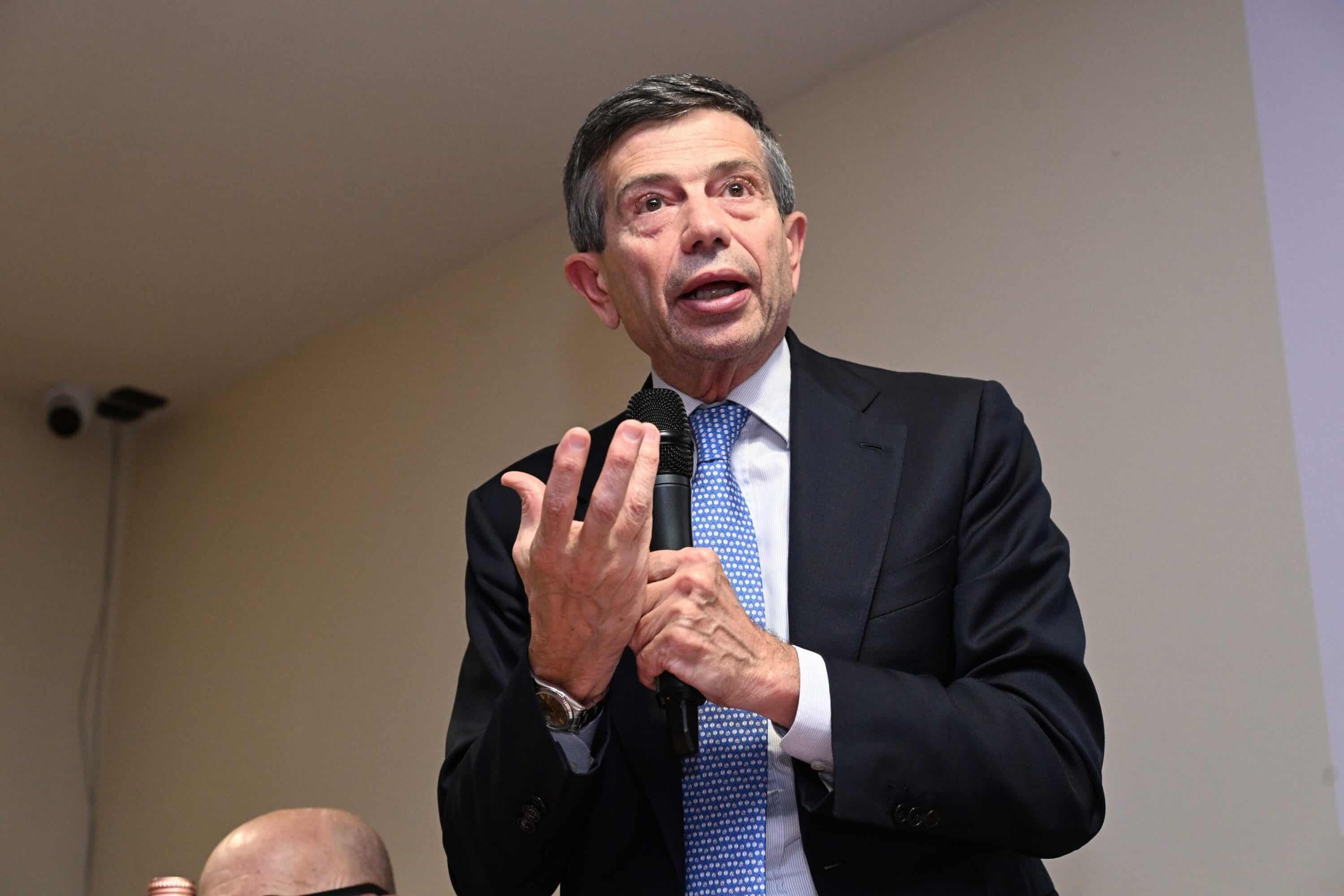 Milano, la scelta del candidato sindaco manda il Centrodestra in tilt. Fdi vuole il “politico” Lupi, Fi mira all’alleanza con riformisti Pd e Iv. E la Lega gira a vuoto