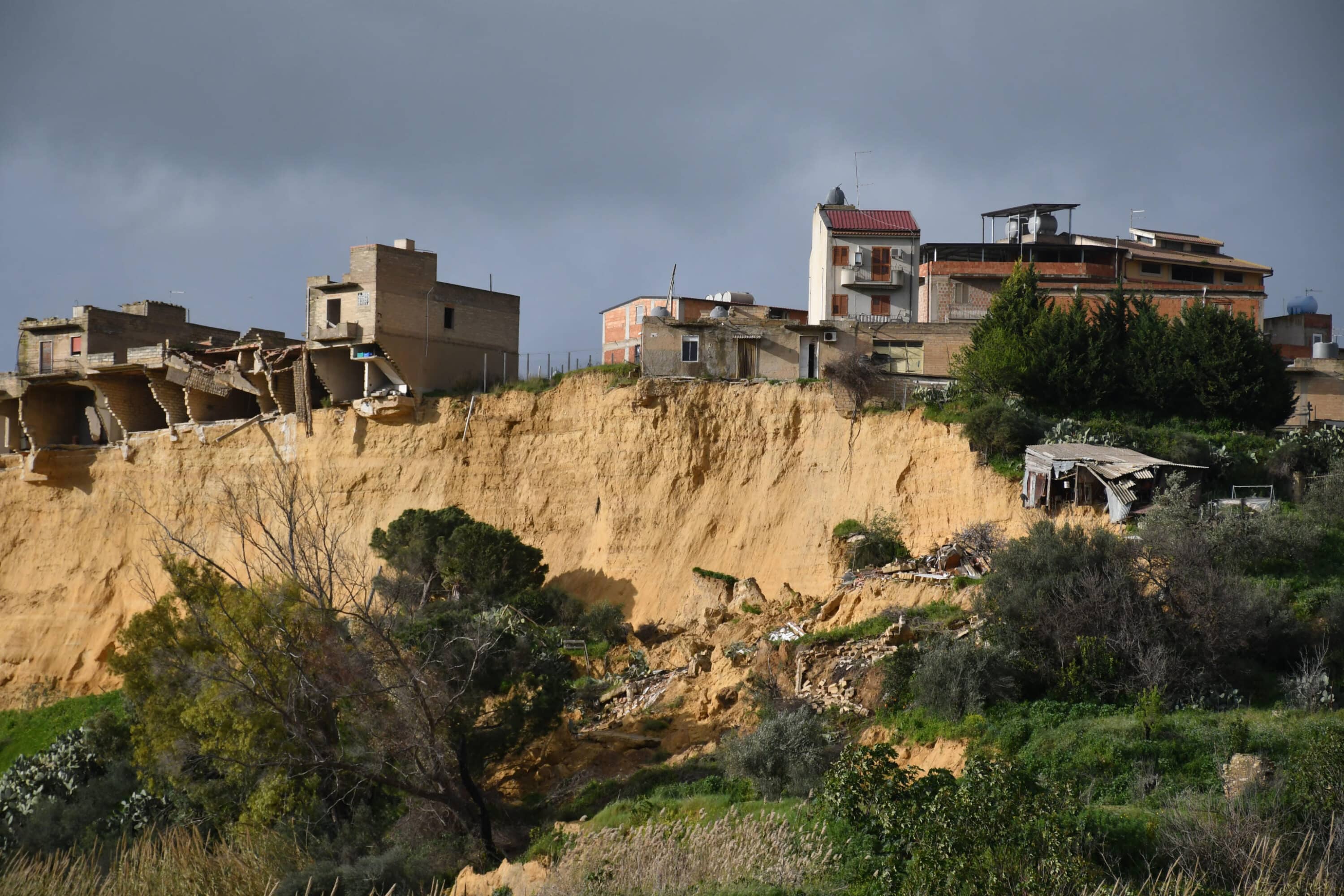 Frana di Niscemi, indagati gli ultimi quattro presidenti della Sicilia. Per la Procura non spesero i fondi a disposizione per gli interventi