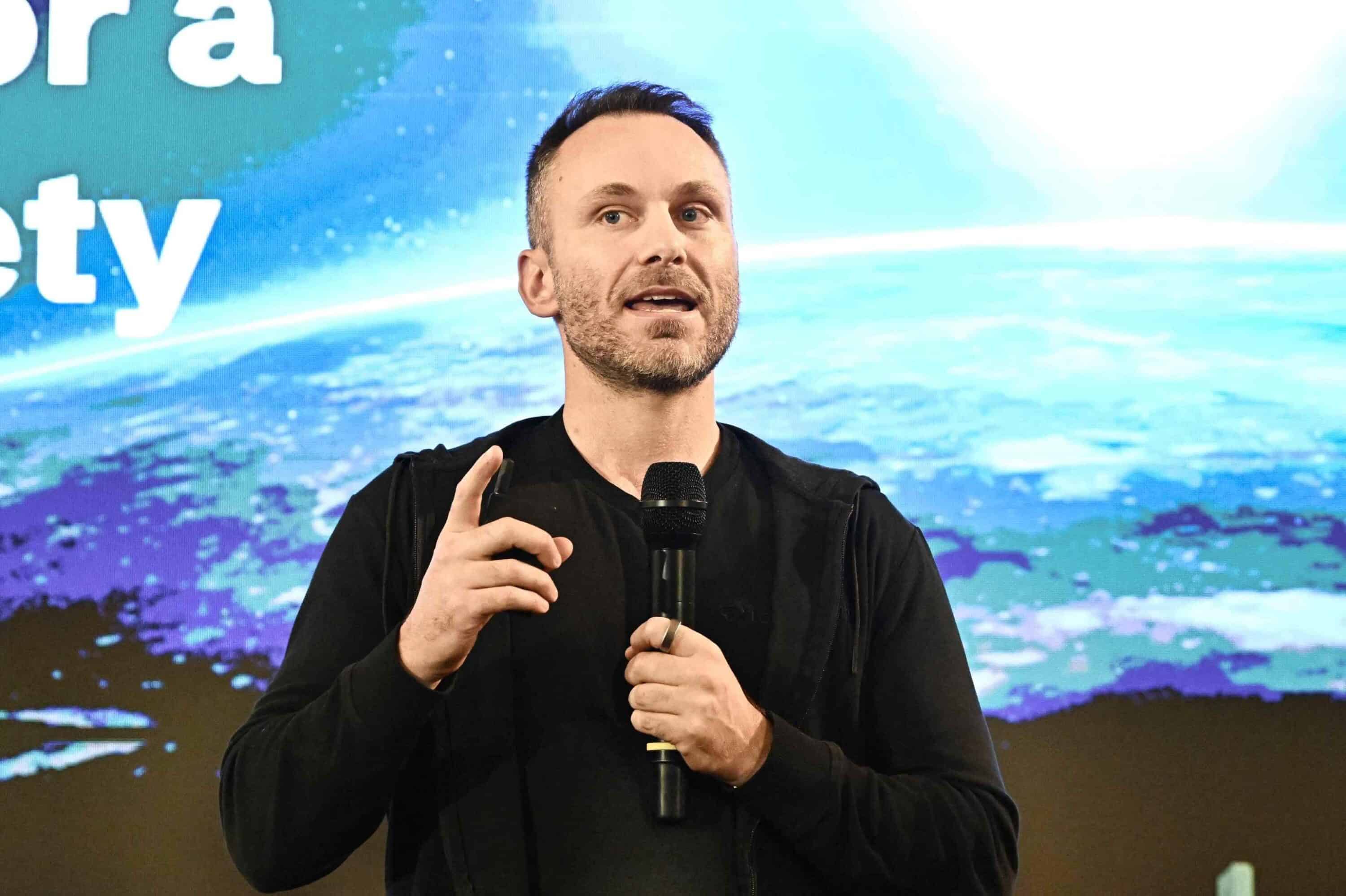 Centrosinistra, è dilemma primarie a Milano. Intanto il re delle cripto vicino Trump e socio di Chora Media, imbarazza il possibile candidato Calabresi