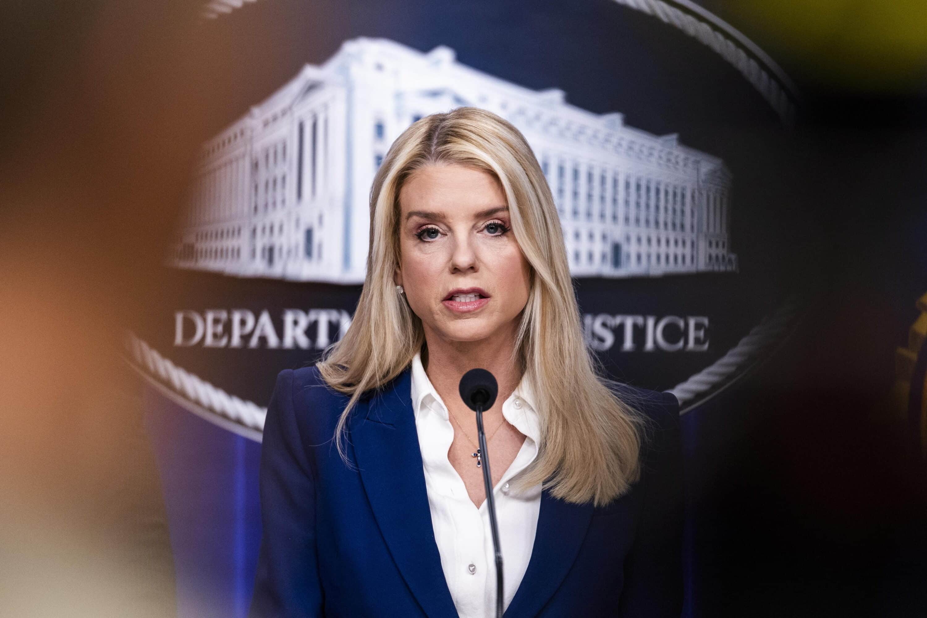 Trump licenzia la procuratrice generale Pam Bondi: pesano gli Epstein files