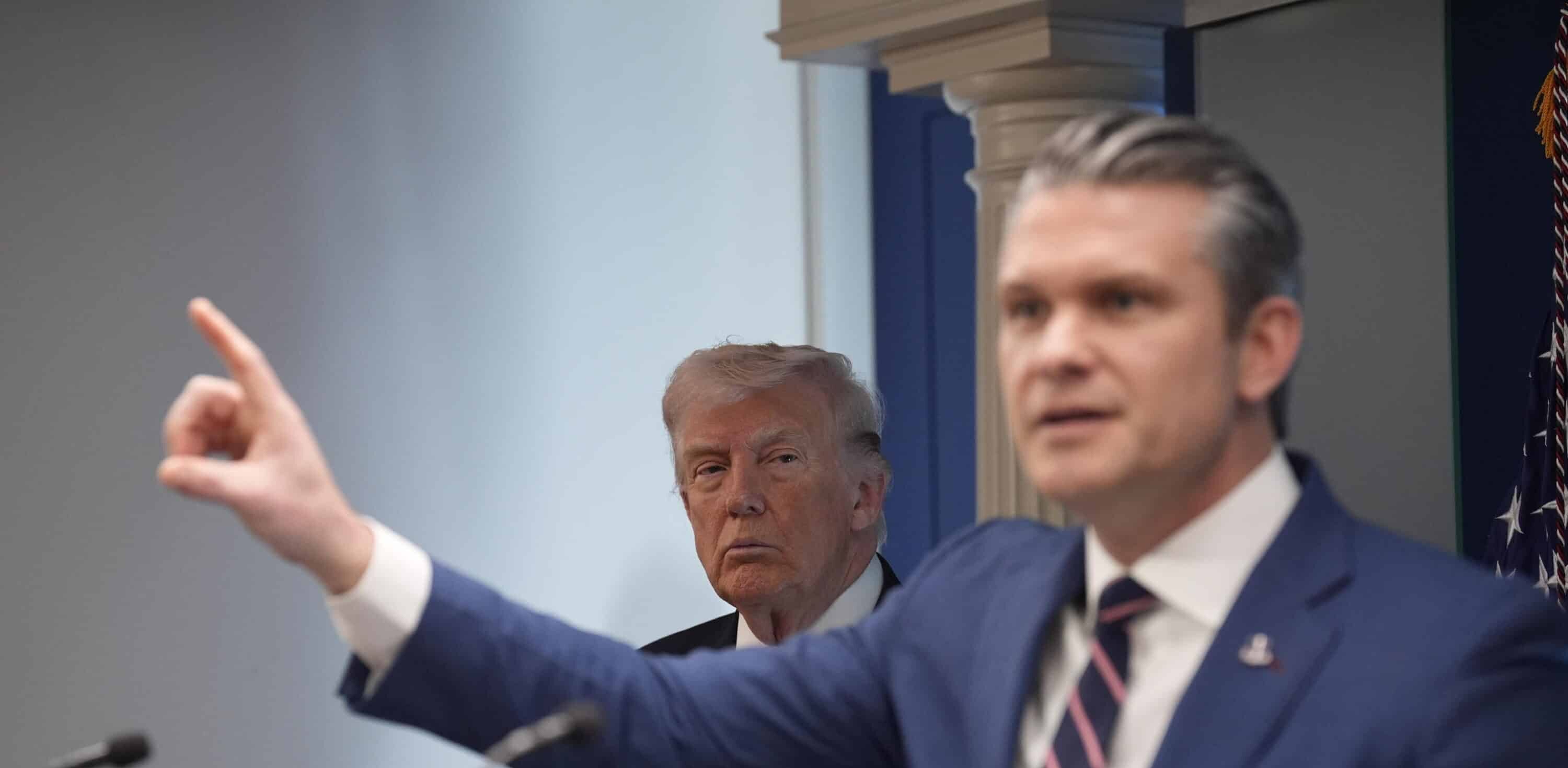 L’amministrazione Trump perde i pezzi: si dimette il segretario della Marina, John Phelan, per i continui contrasti con Hegseth
