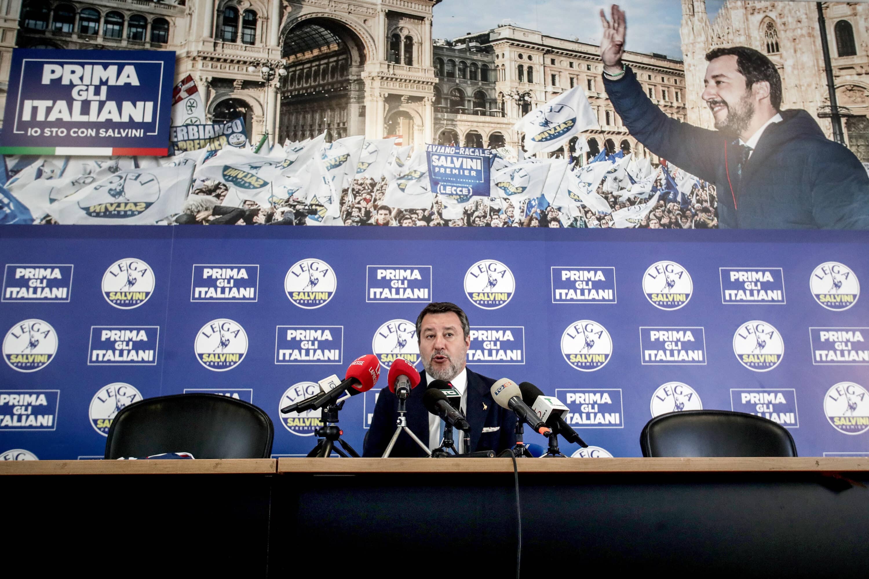 Salvini è già in campagna elettorale, il Remigration Summit diventa megafono contro Bruxelles: in piazza anche trattori e motociclisti