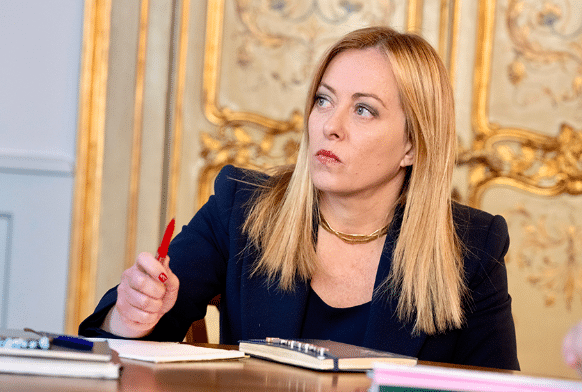 Blitz a sorpresa di Meloni nel Golfo Persico, Palazzo Chigi: “In missione per la sicurezza energetica”. E Bignami, commosso, la ringrazia