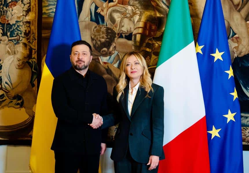 A Meloni non resta che Zelensky, Giorgia conferma il sostegno a Kiev e dice: “Un Occidente diviso è un regalo a Mosca”