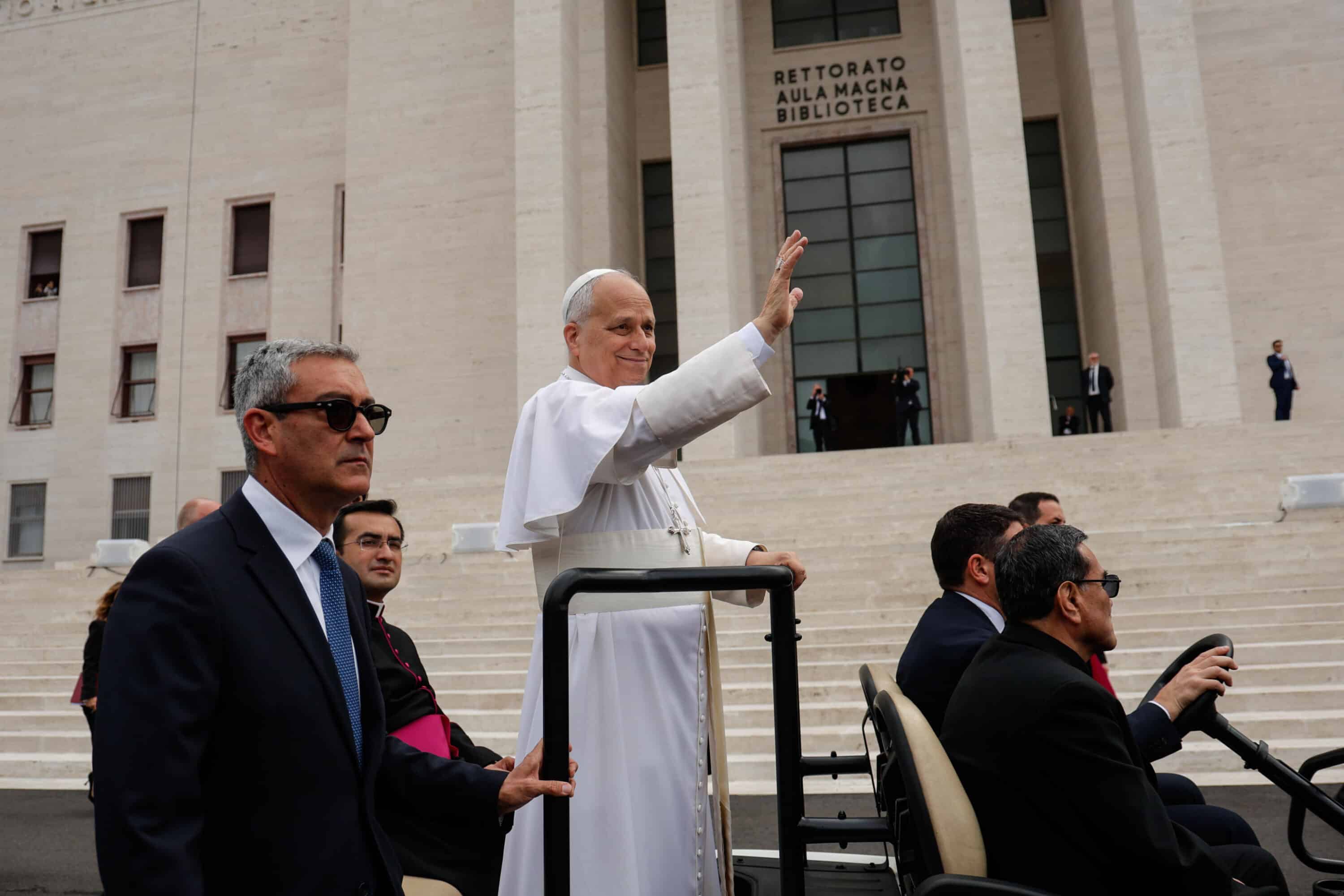 Alla Sapienza il Papa attacca la corsa alle armi. Resta il gelo con gli USA di Trump