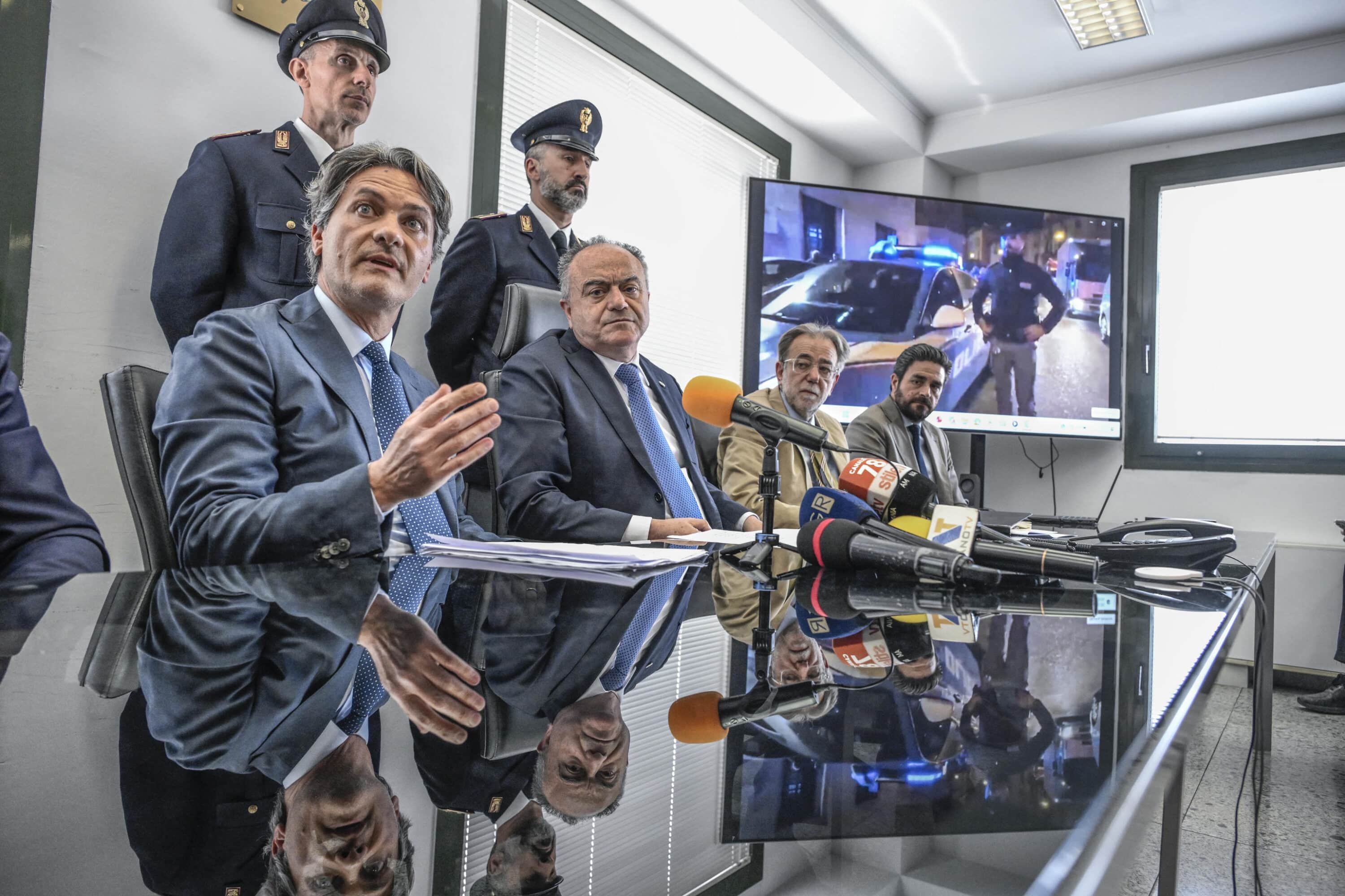 traffico illecito di dati 29 misure cautelari a napoli la banda che rubava dalle banche dati e rivendeva informazioni sensibili di artisti calciatori e cantanti da Lanotiziagiornale.it traffico illecito di dati 29 misure cautelari a napoli la banda che rubava dalle banche dati e rivendeva informazioni sensibili di artisti calciatori e cantanti