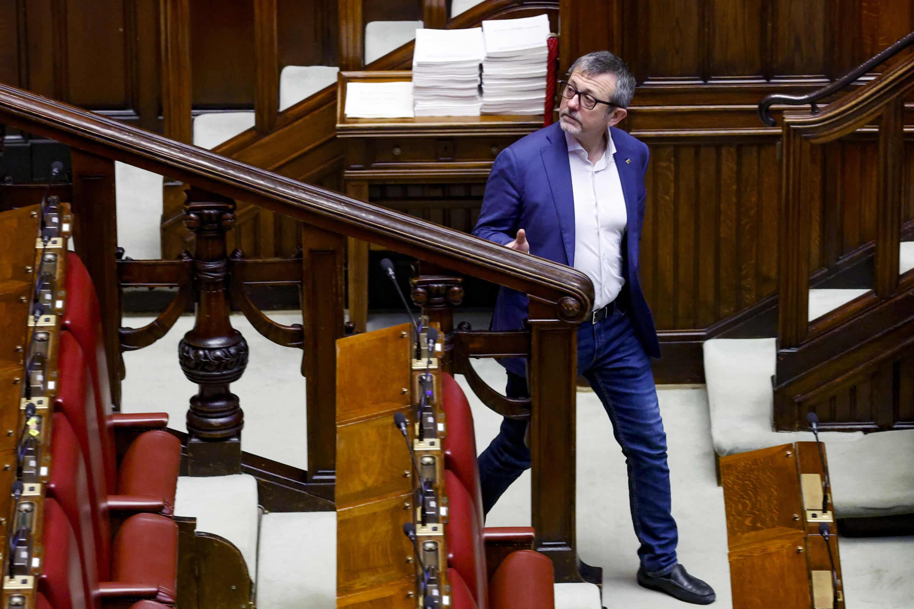 Delmastro, i pm chiedono di acquisire le chat con Caroccia. Maggioranza è pronta a “scudare” anche l’ex sottosegretario