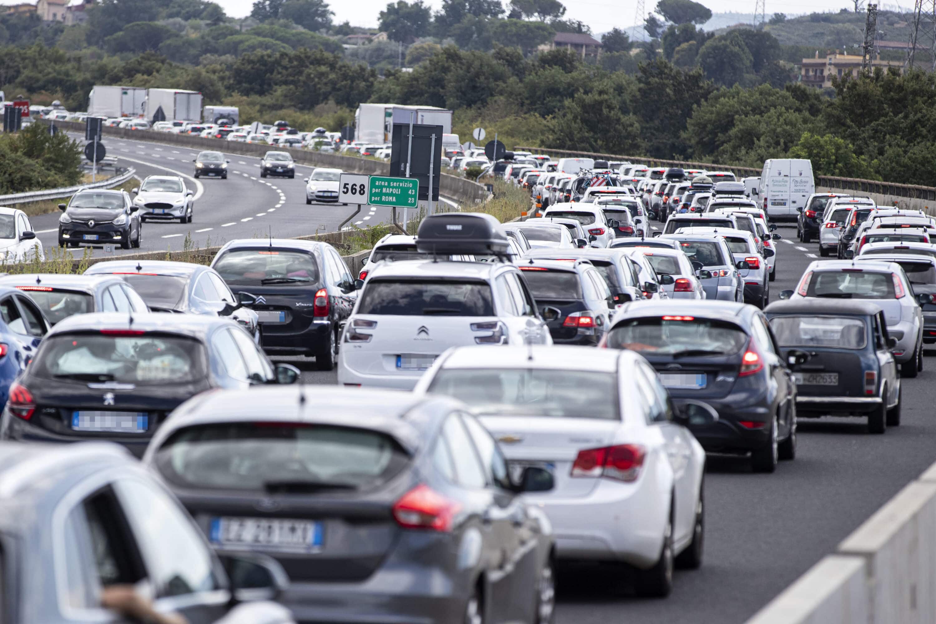 Autostrade, arriva il rimborso per gli automobilisti italiani: soldi indietro per traffico e ritardi