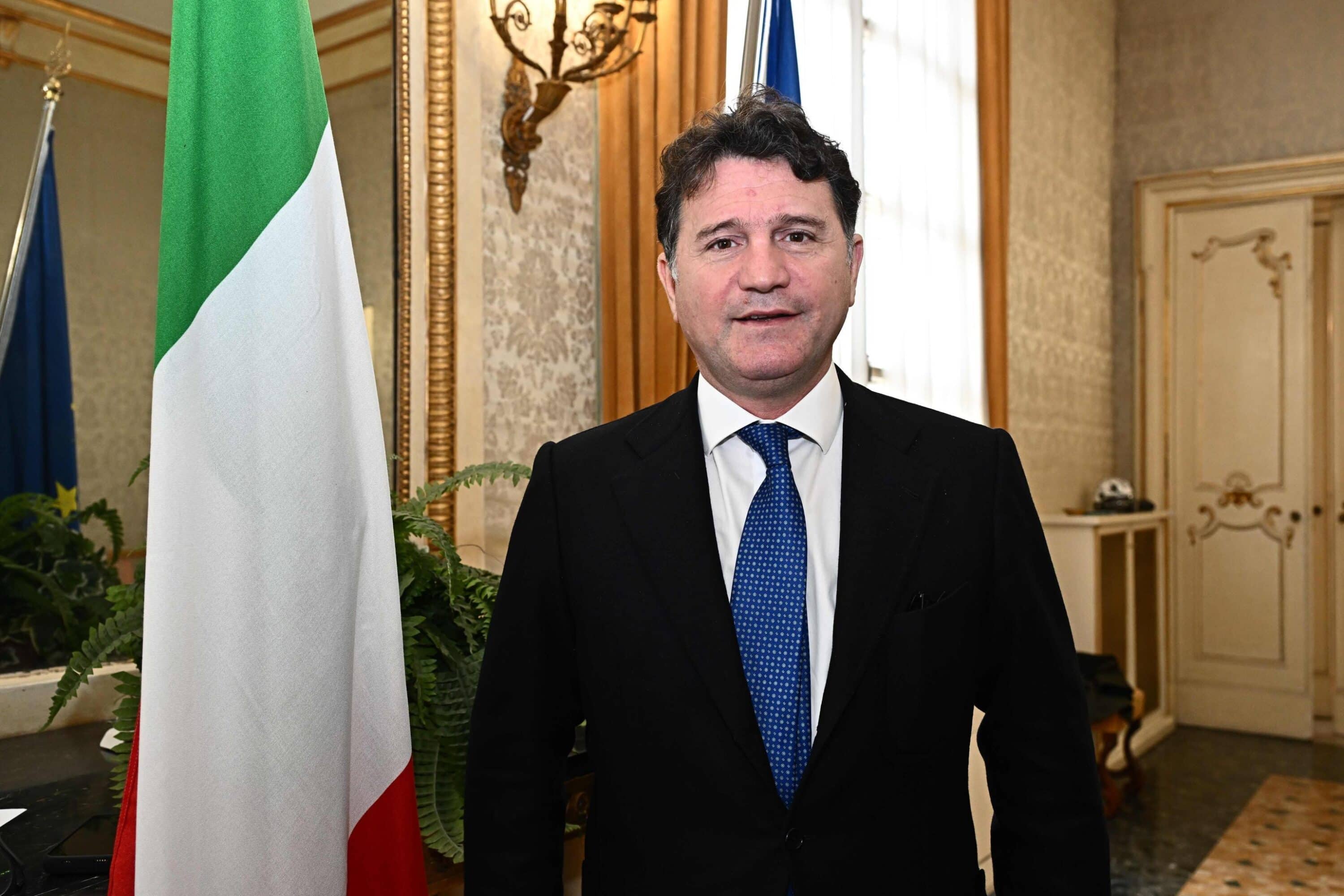 Violenza sessuale, indagato il senatore Silvestro: dopo la frase sul “bel ragazzo” arrivano le scuse, ma sulle parole infelici piovono critiche bipartisan dalla politica
