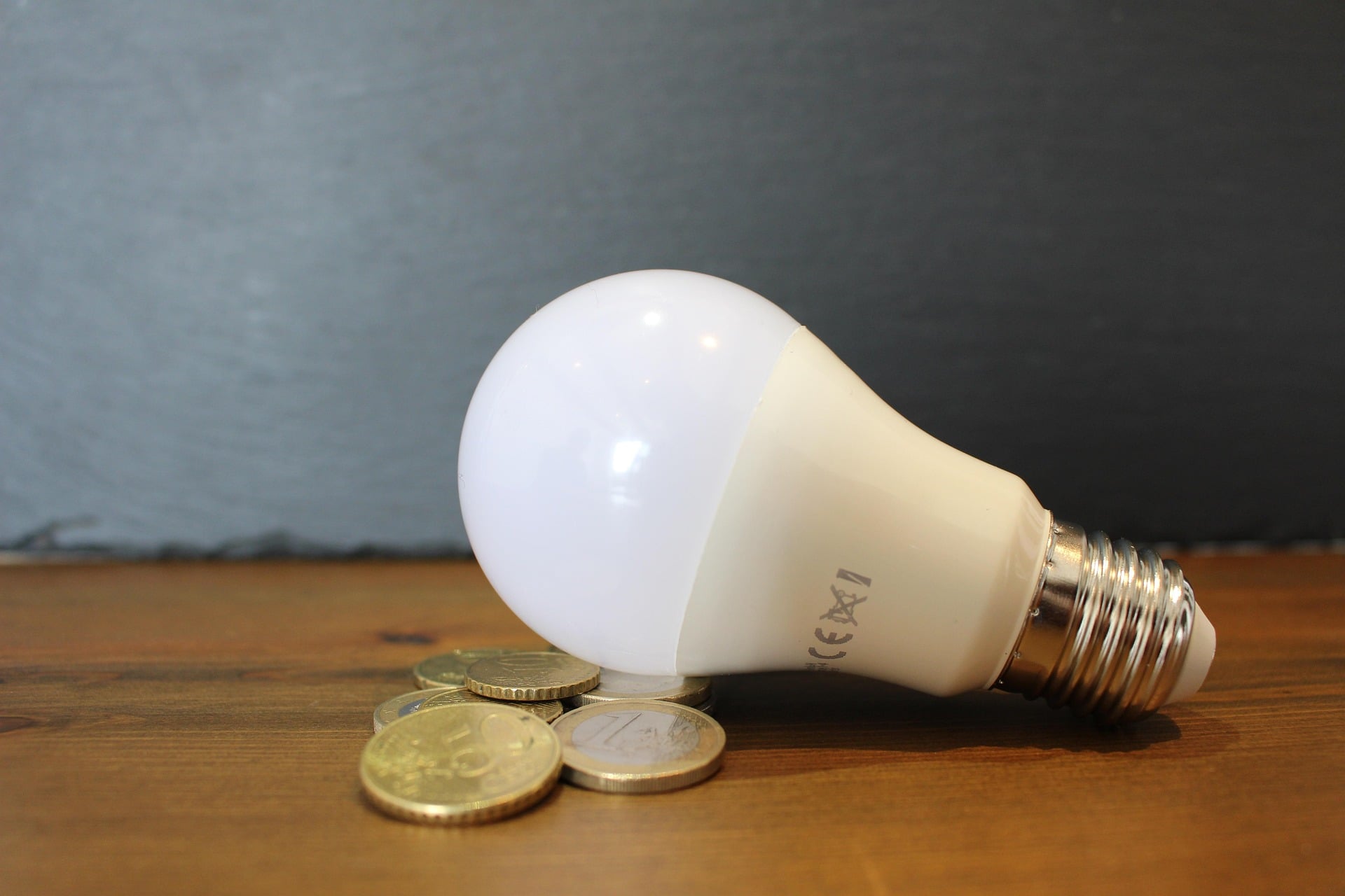 Crisi energetica, elettricità meno cara del gas: il piano europeo per le bollette