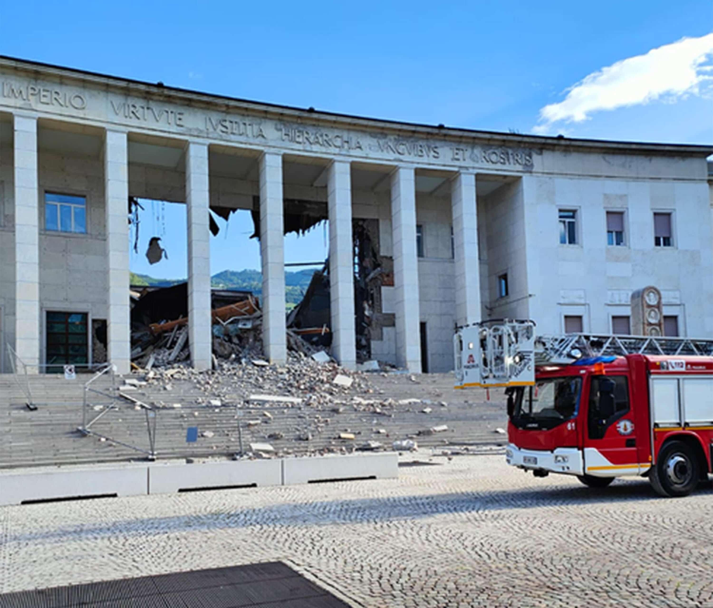 Crolla il tetto del Tribunale di Bolzano durante i lavori. I Vigili del Fuoco: “All’inizio abbiamo pensato a un attentato”