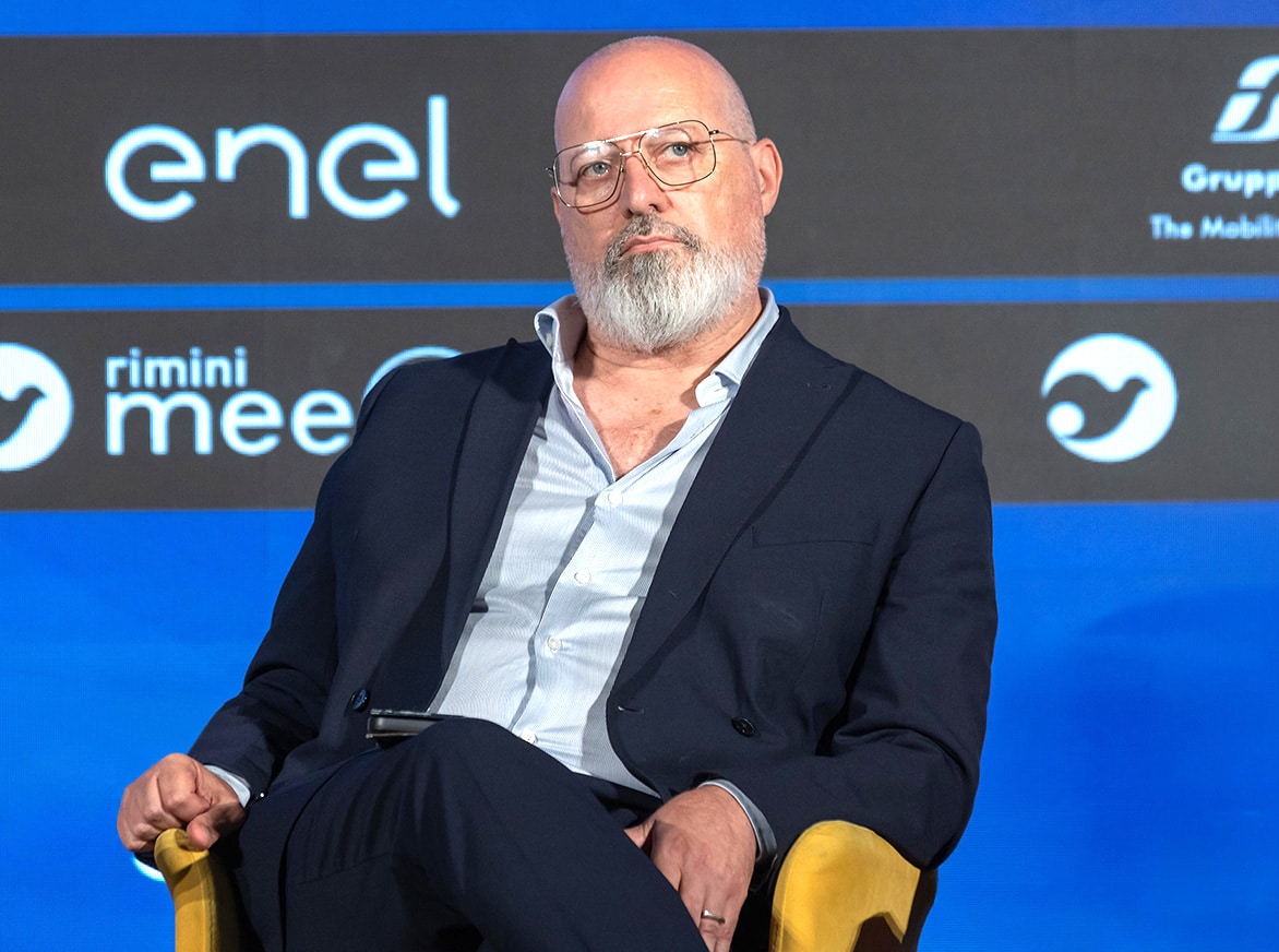 “A destra vota chi è meno istruito”. Mea culpa di Bonaccini, ira di Meloni