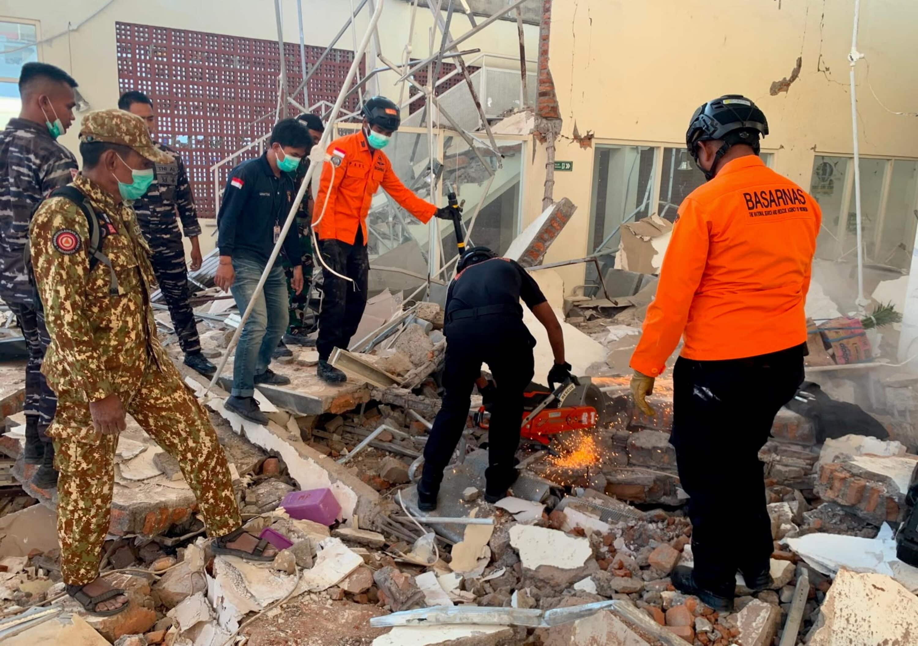 terremoto in indonesia scossa di magnitudo 77 a flores almeno 20 morti allerta tsunami revocata da Lanotiziagiornale.it terremoto in indonesia scossa di magnitudo 77 a flores almeno 20 morti allerta tsunami revocata