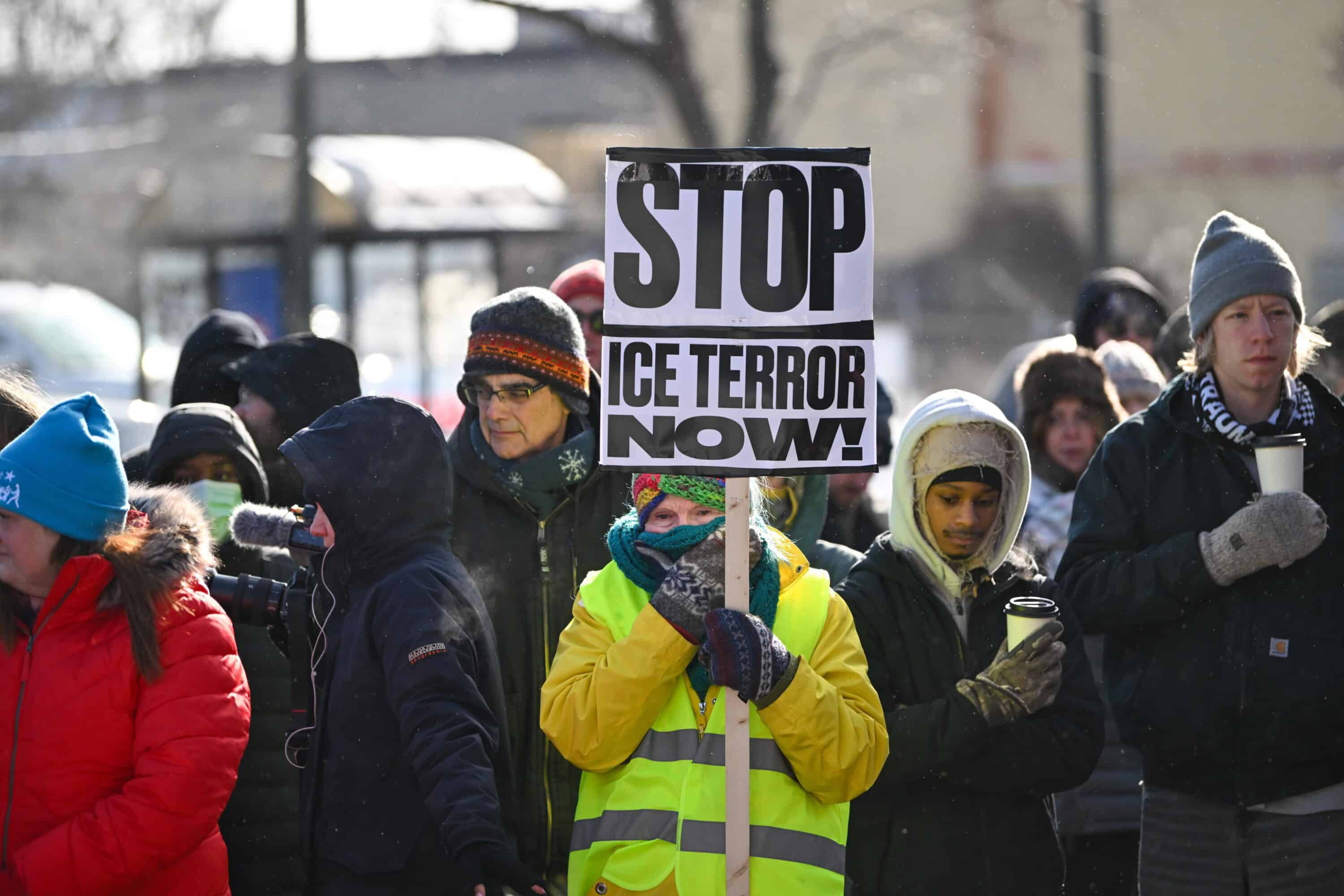 agente dell8217ice spara a un migrante durante un controllo a austin in texas l8217immigrato 232 grave e nella citt224 scoppia la rivolta da Lanotiziagiornale.it agente dell8217ice spara a un migrante durante un controllo a austin in texas l8217immigrato 232 grave e nella citt224 scoppia la rivolta