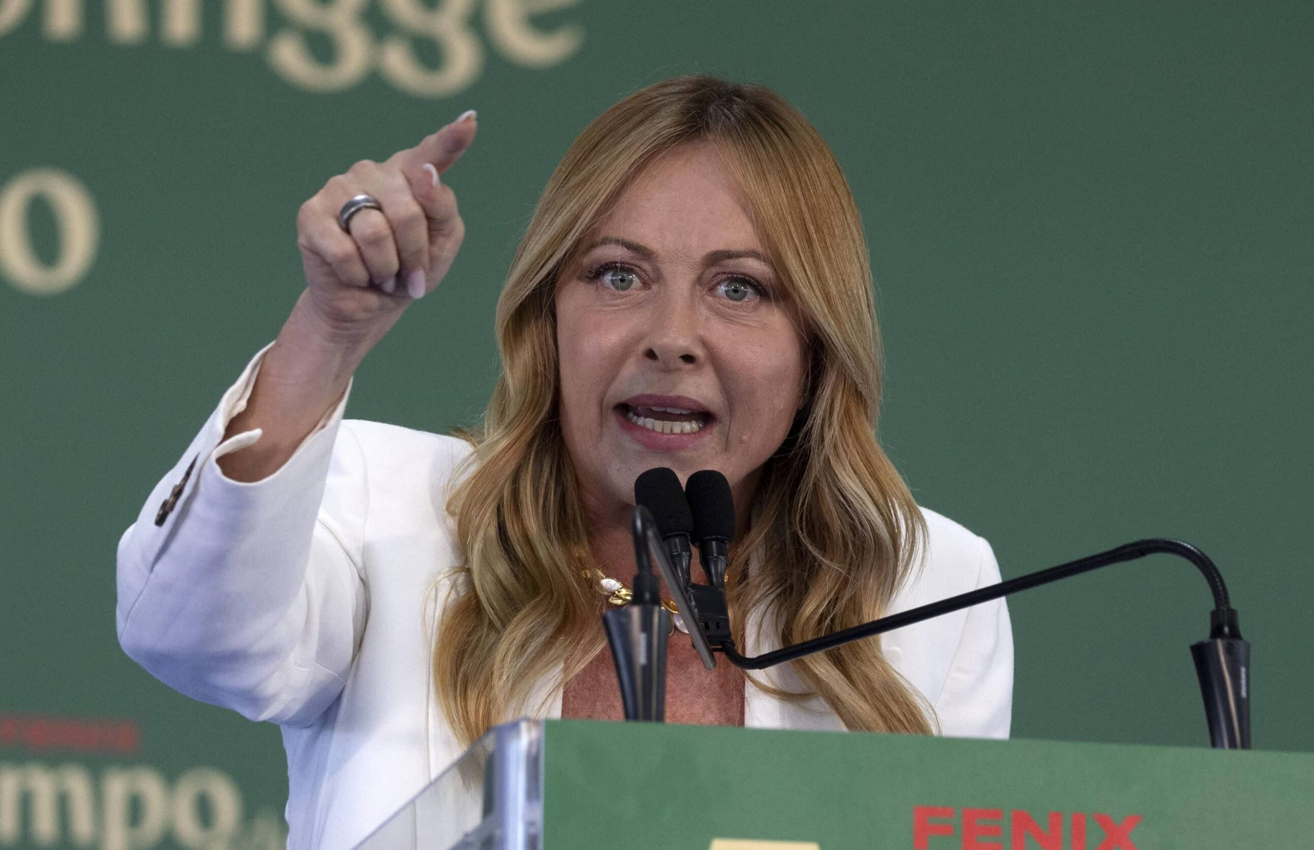 Meloni va allo scontro con Mattarella: “Da ministro redigeva circolare sul tetto agli stranieri in classe”