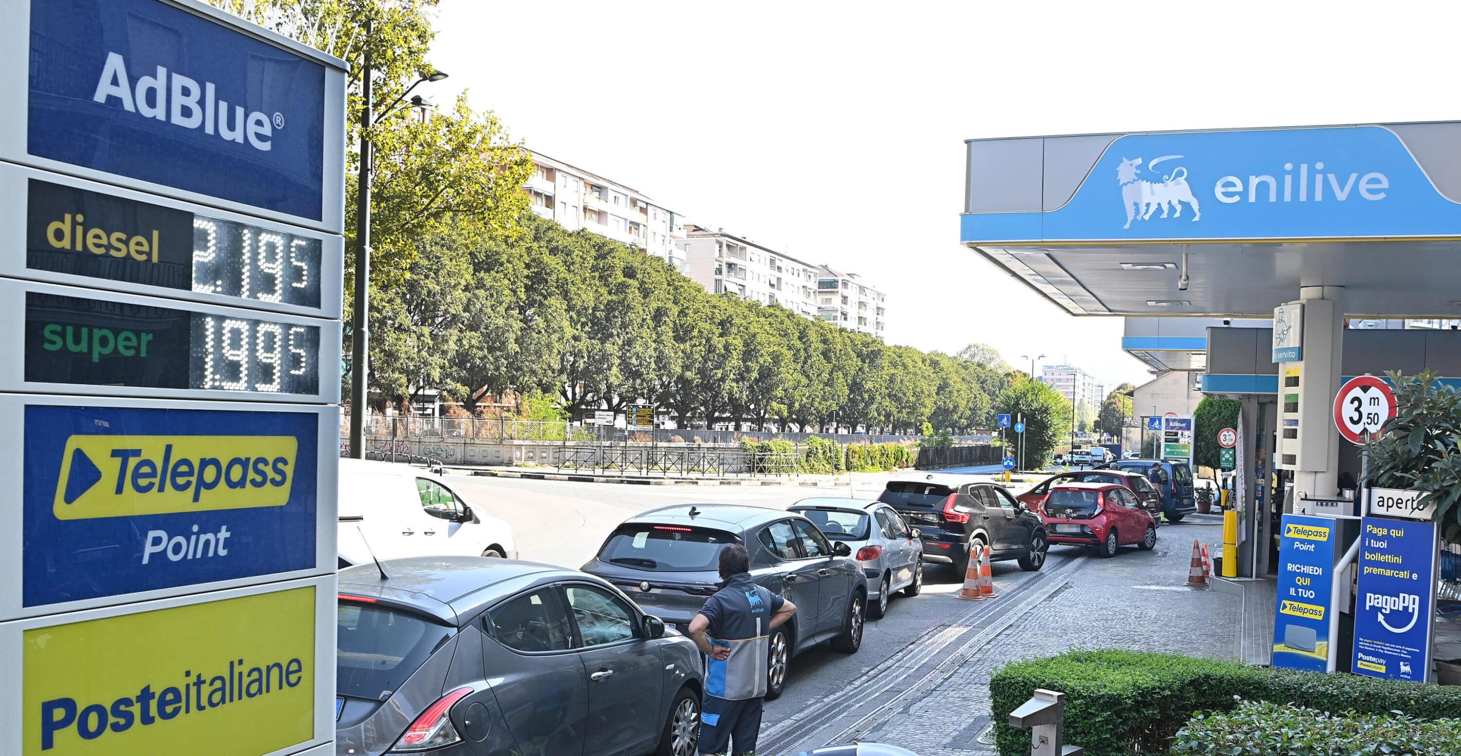 la beffa del tetto ai prezzi sulla benzina a guadagnarci sono solo le grandi aziende da Lanotiziagiornale.it la beffa del tetto ai prezzi sulla benzina a guadagnarci sono solo le grandi aziende