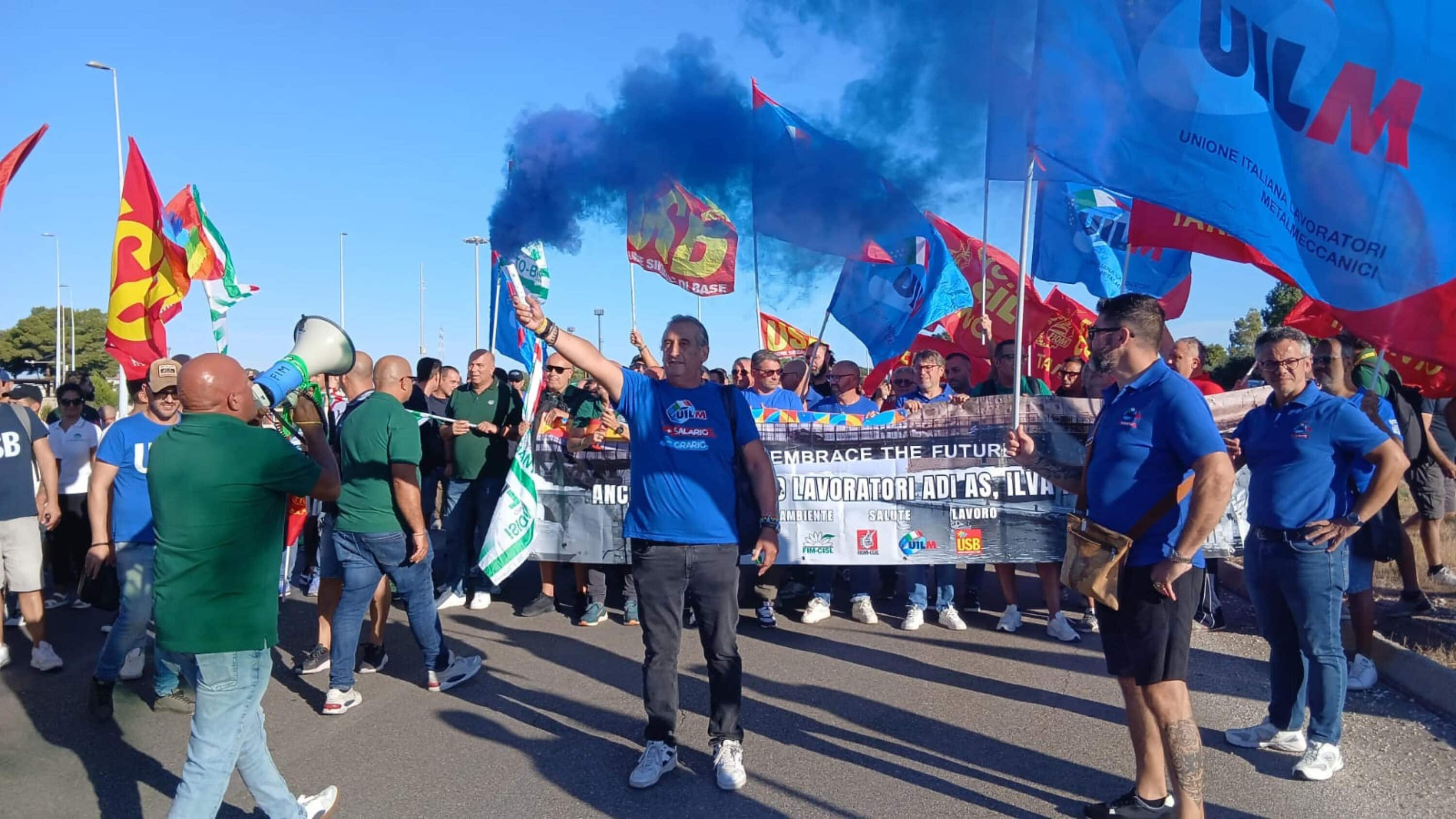 a taranto esplode la bomba sociale scioperi e cortei contro il silenzio del governo sui 2500 licenziamenti dell8217indotto ilva da Lanotiziagiornale.it a taranto esplode la bomba sociale scioperi e cortei contro il silenzio del governo sui 2500 licenziamenti dell8217indotto ilva