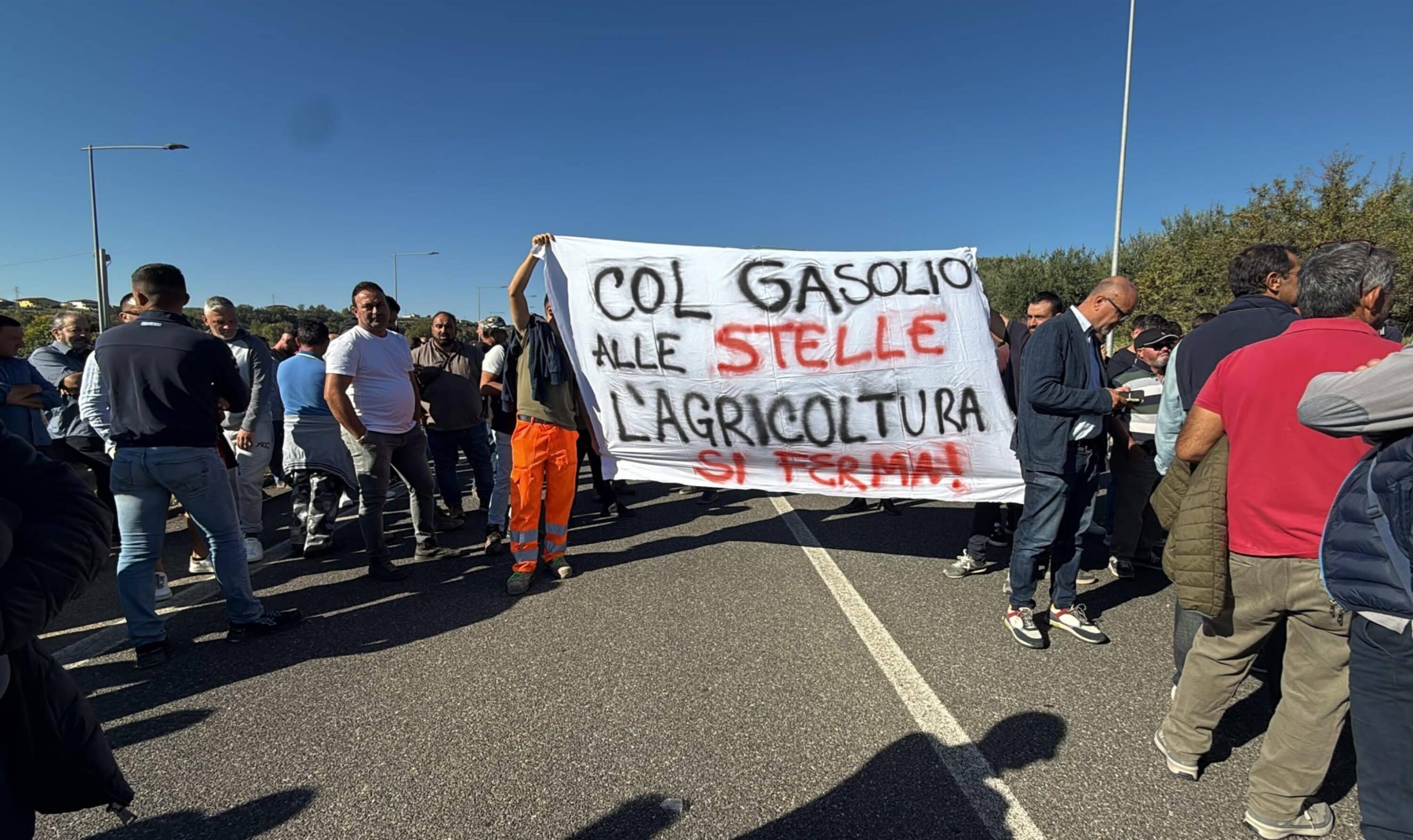 agricoltori calabresi in rivolta contro il caro carburante alta tensione sulla a2 a pizzo da Lanotiziagiornale.it agricoltori calabresi in rivolta contro il caro carburante alta tensione sulla a2 a pizzo