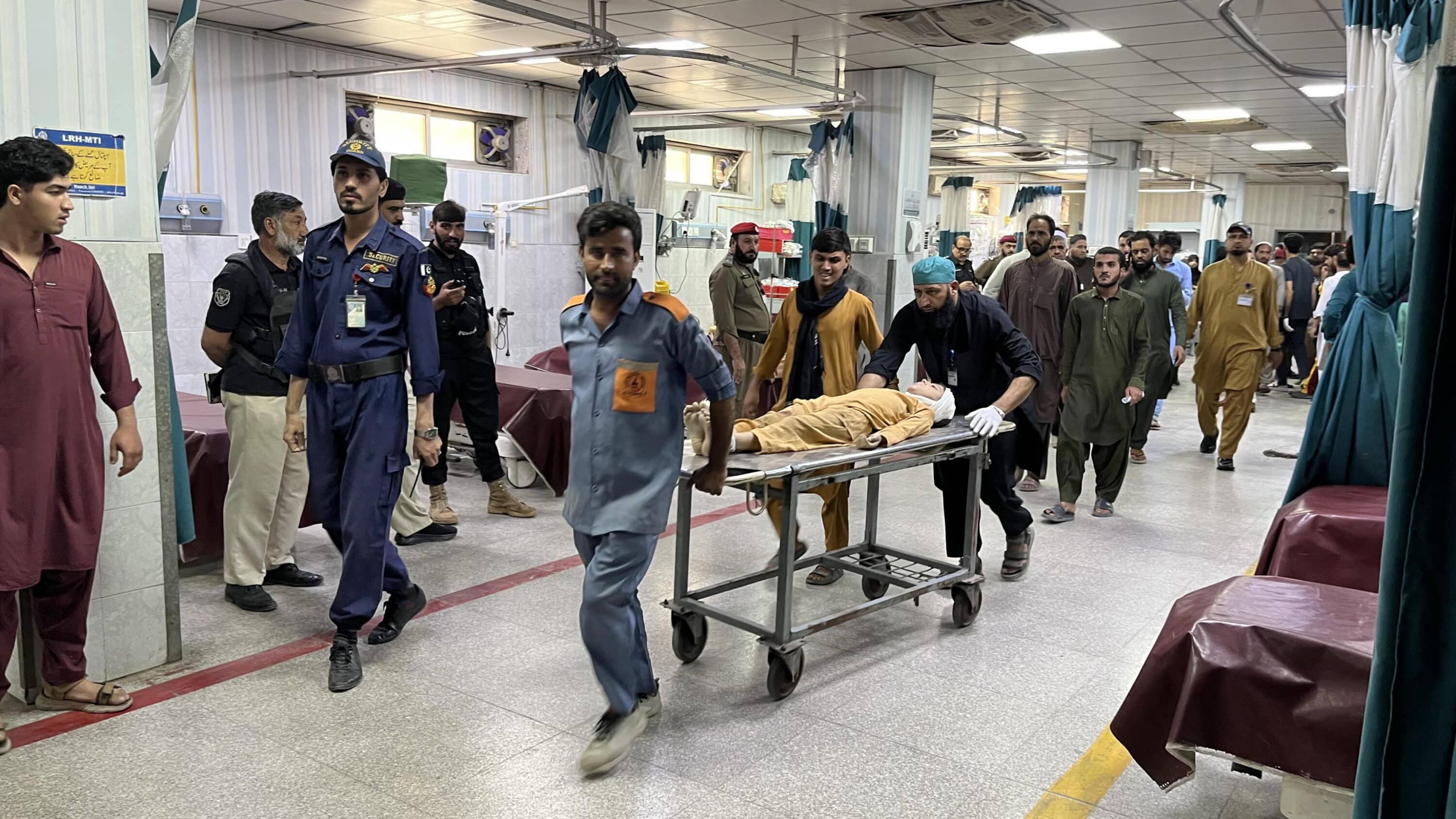 pakistan crolla il tetto di una scuola 28 morti tra cui 27 bambini da Lanotiziagiornale.it pakistan crolla il tetto di una scuola 28 morti tra cui 27 bambini