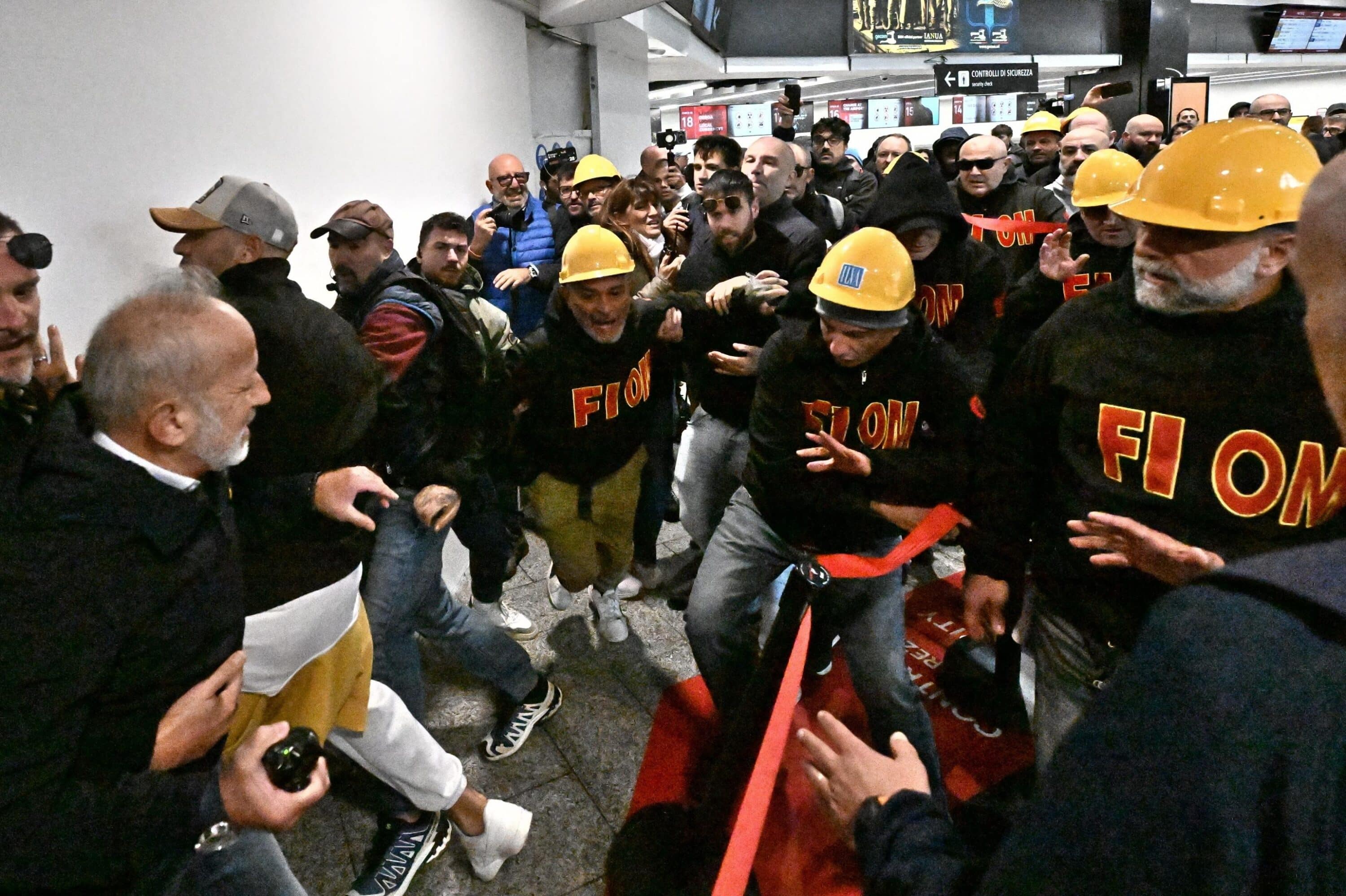 ex ilva i lavoratori occupano l8217aeroporto di genova contestano la richiesta dei commissari di ricorrere alla cassa integrazione da Lanotiziagiornale.it ex ilva i lavoratori occupano l8217aeroporto di genova contestano la richiesta dei commissari di ricorrere alla cassa integrazione